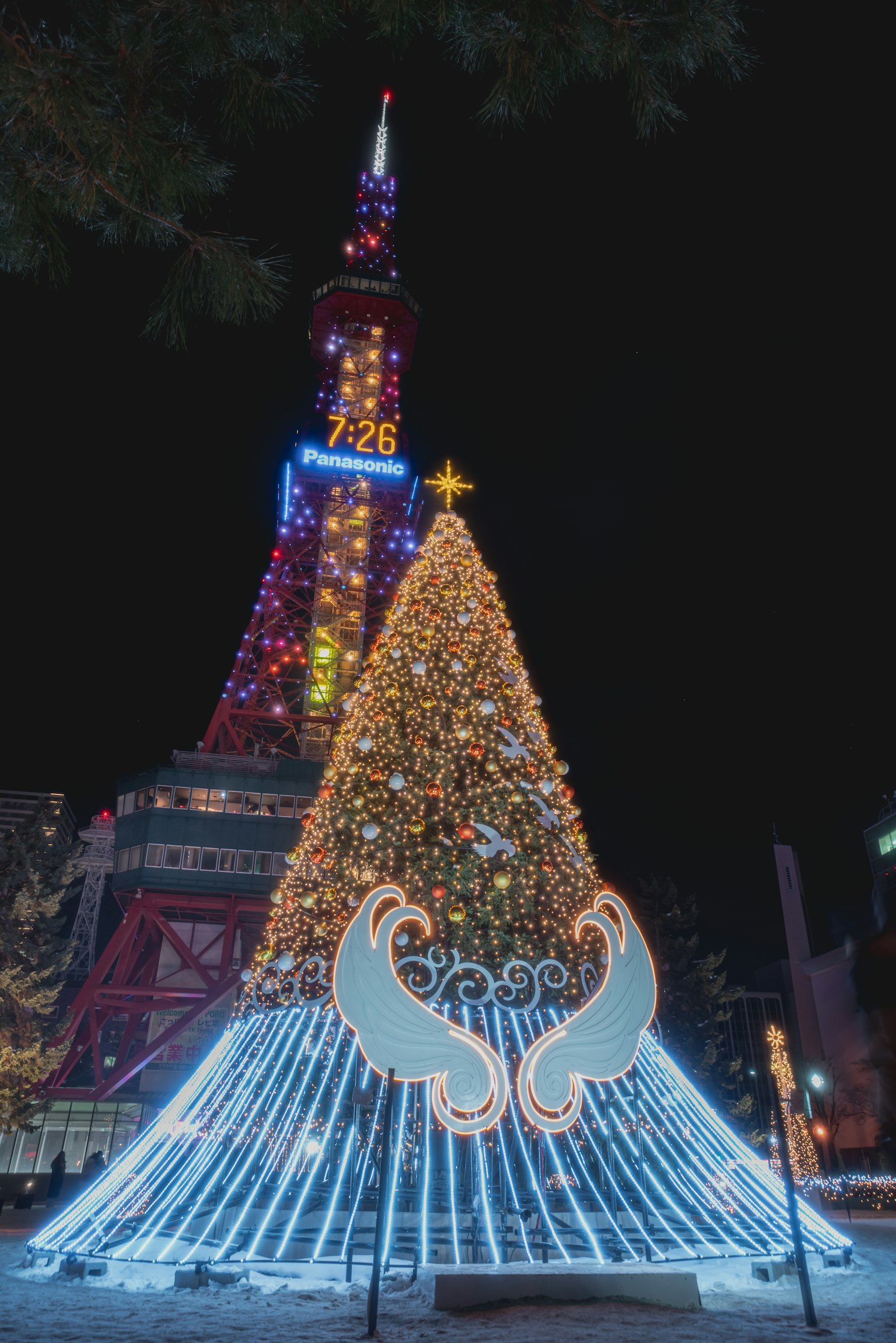 Albero di Natale splendidamente decorato di fronte alla Torre di Tokyo con luci notturne