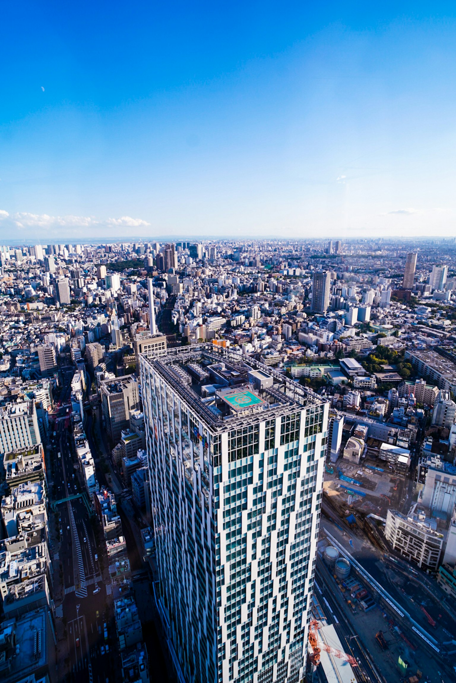 Panoramablick auf die Stadt von einem Wolkenkratzer mit blauem Himmel und Wolken