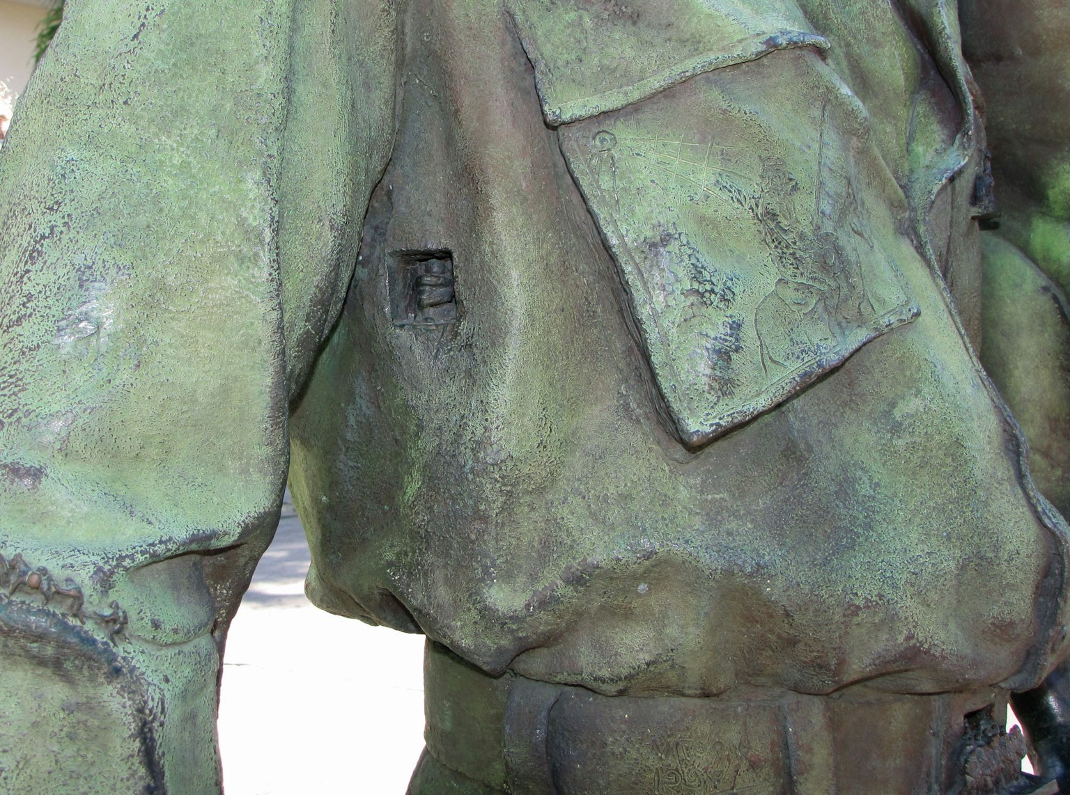 Detalle de una escultura de uniforme militar verde
