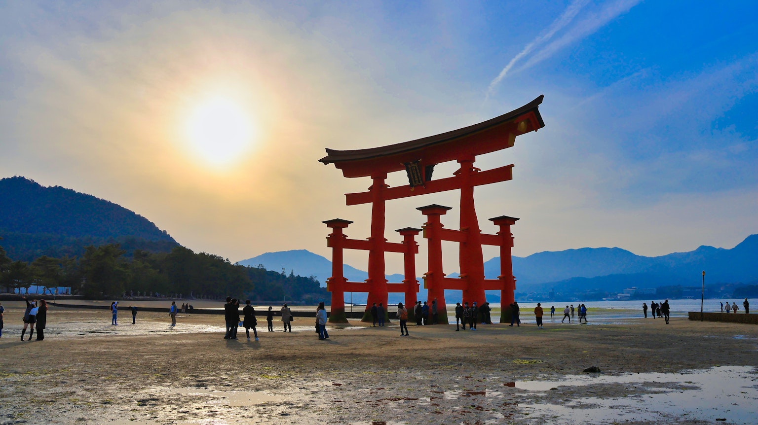 Schöne Landschaft mit einem roten Torii im Silhouette gegen den Sonnenuntergang