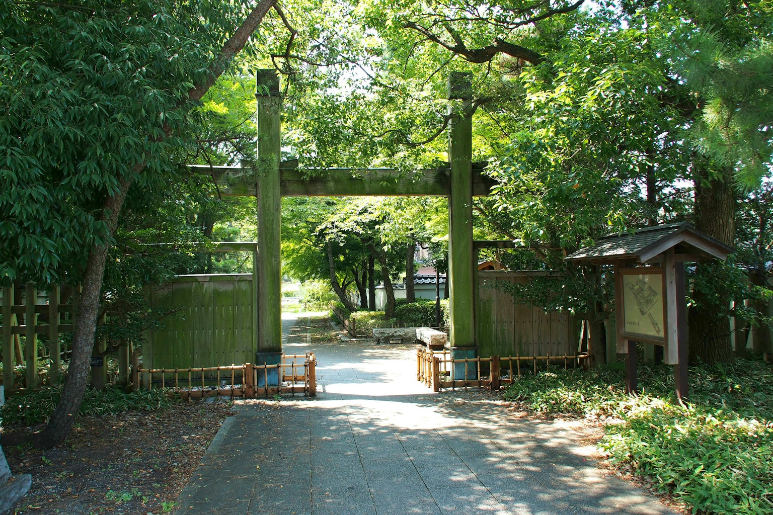 Eingangsansicht eines Torii umgeben von üppigem Grün