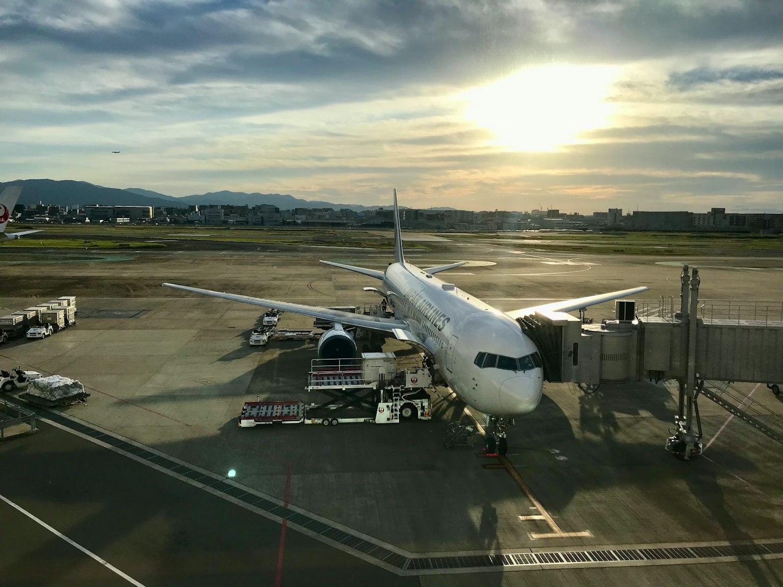 Aereo all'aeroporto con il tramonto sullo sfondo