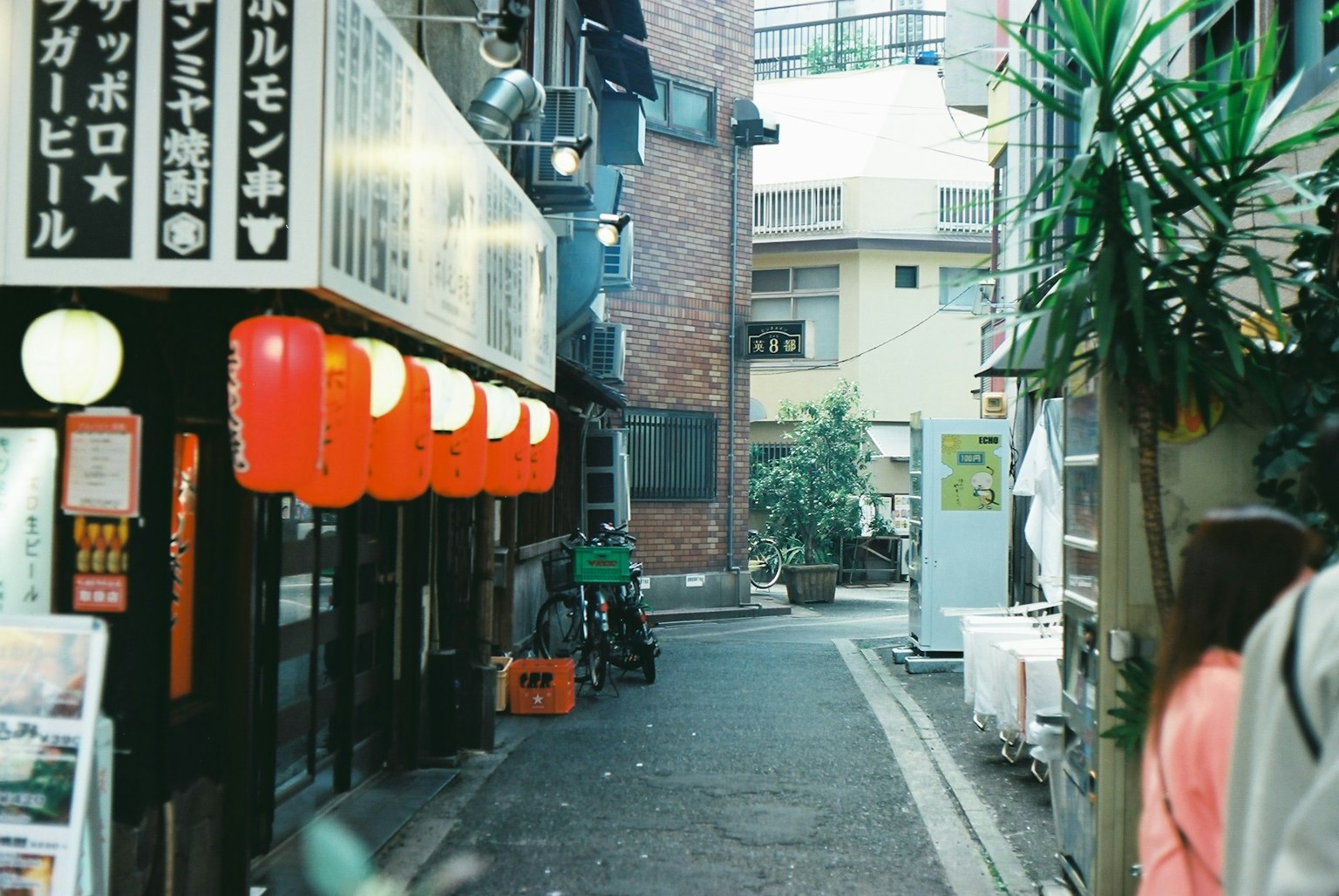 Schmale Gasse mit roten Laternen in einer japanischen Straßenszene