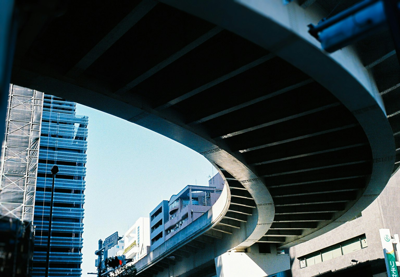 Paysage urbain avec un viaduc courbe