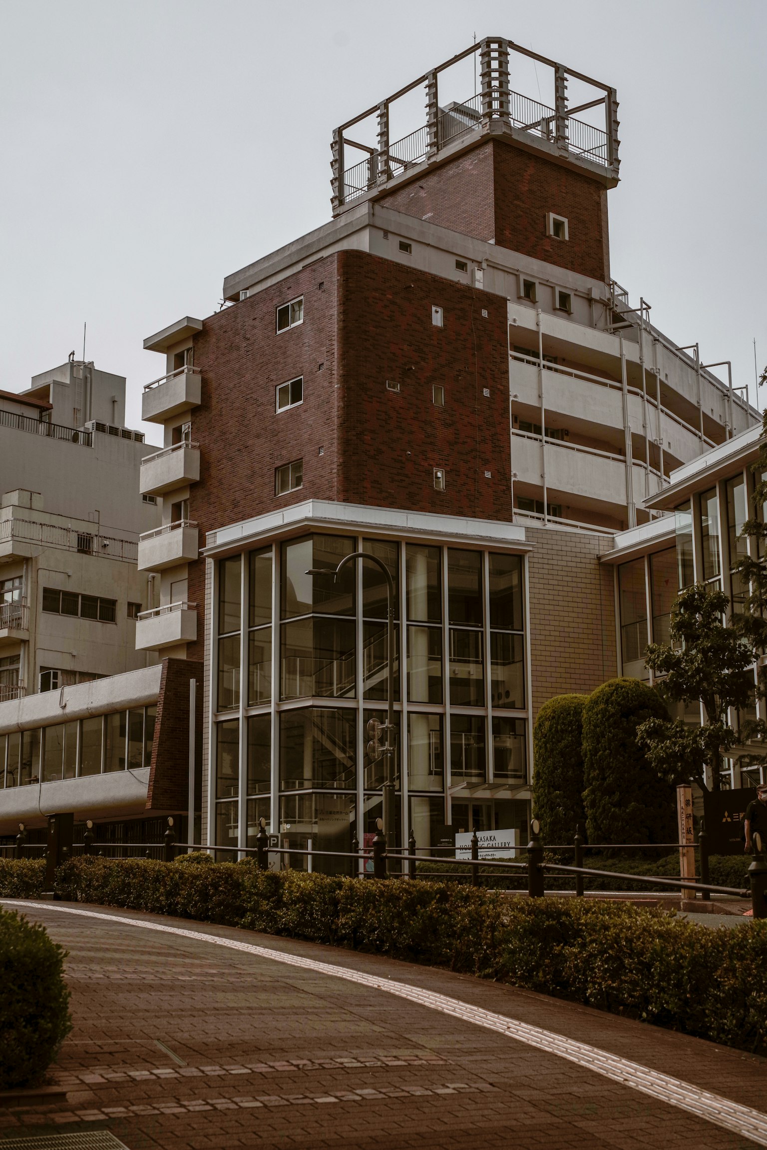 Extérieur d'un bâtiment moderne avec une façade en verre dans un cadre urbain