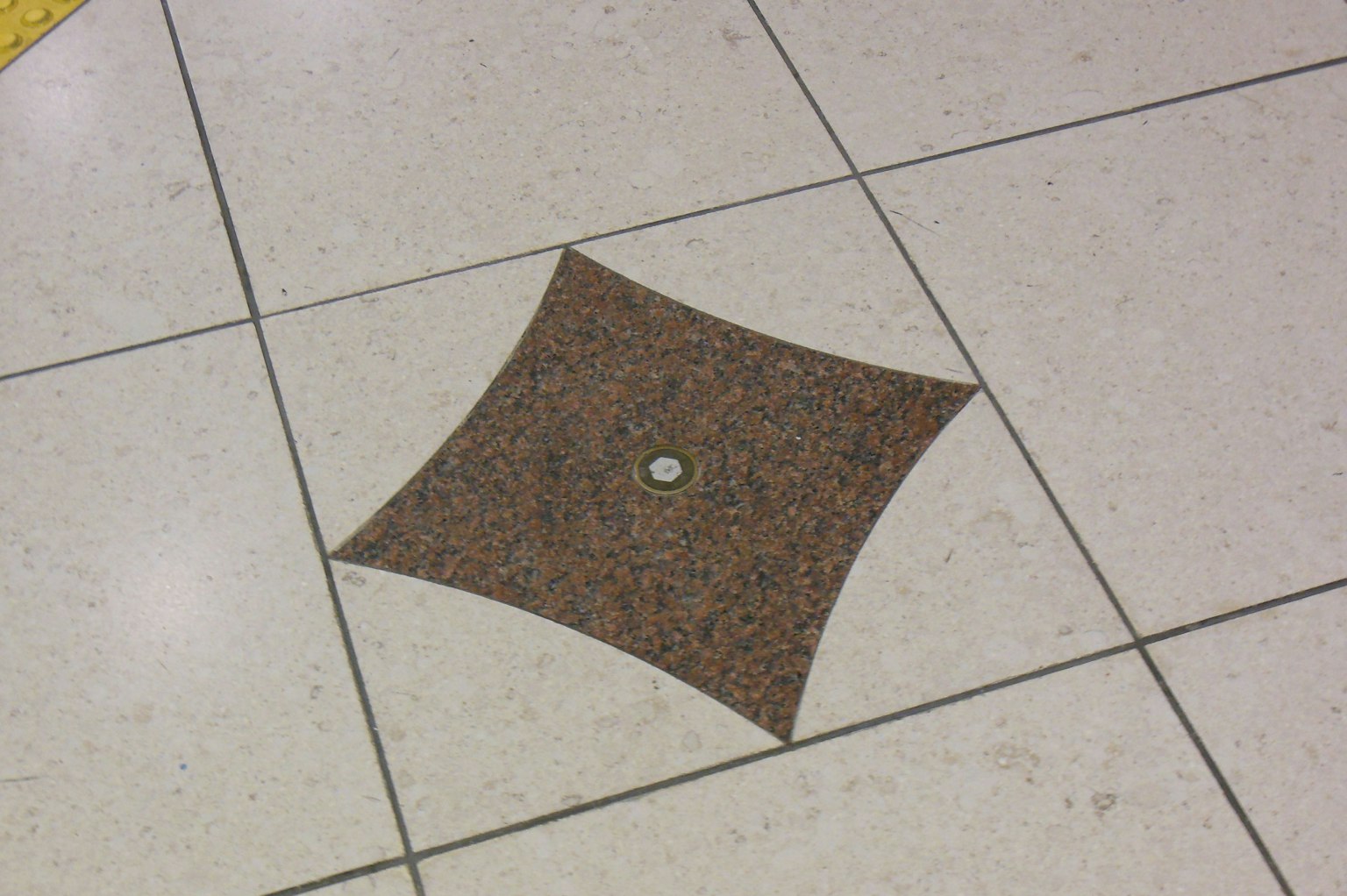 Motif de sol brun sur carreaux blancs