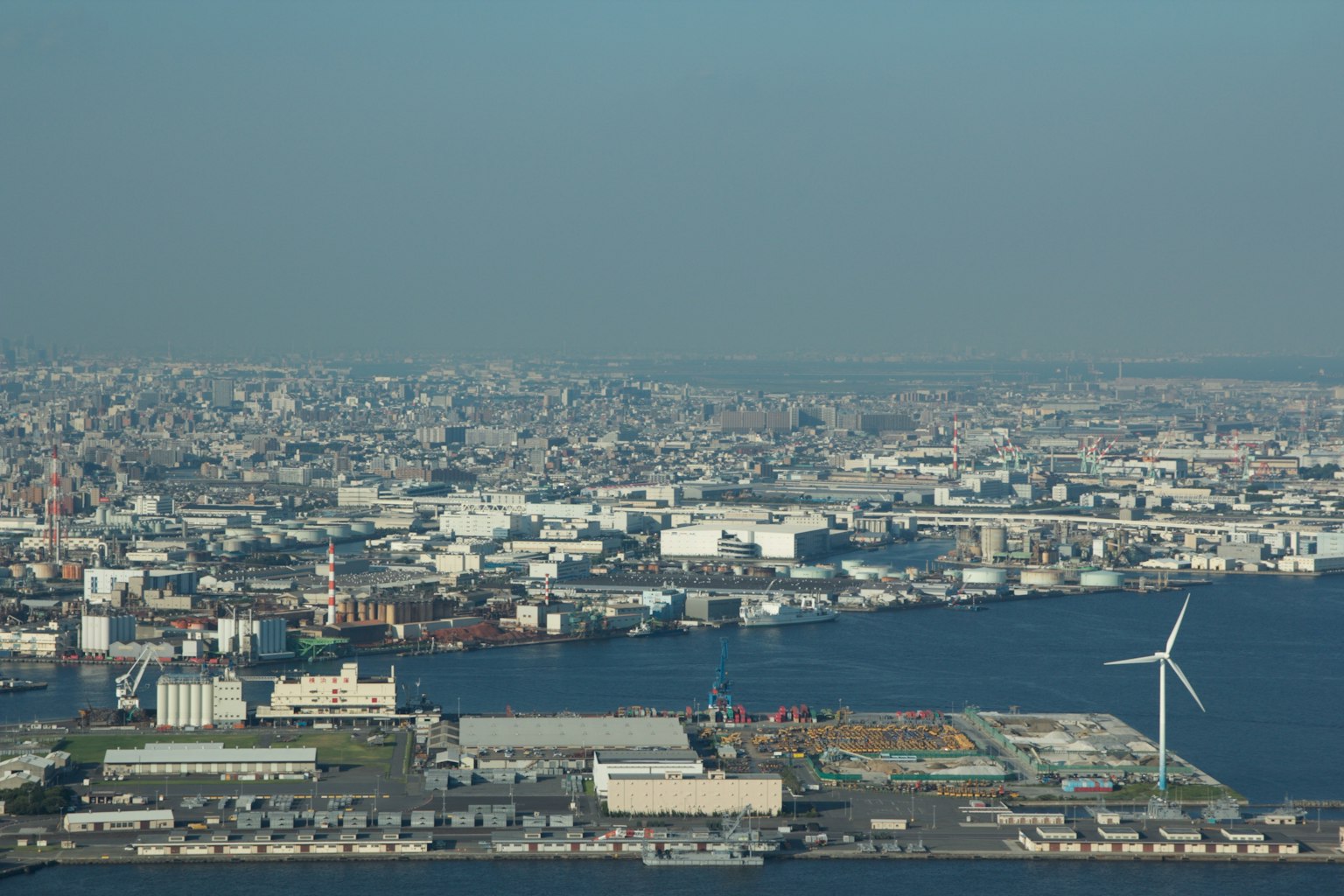 城市的鸟瞰图，带有海岸线和风力涡轮机