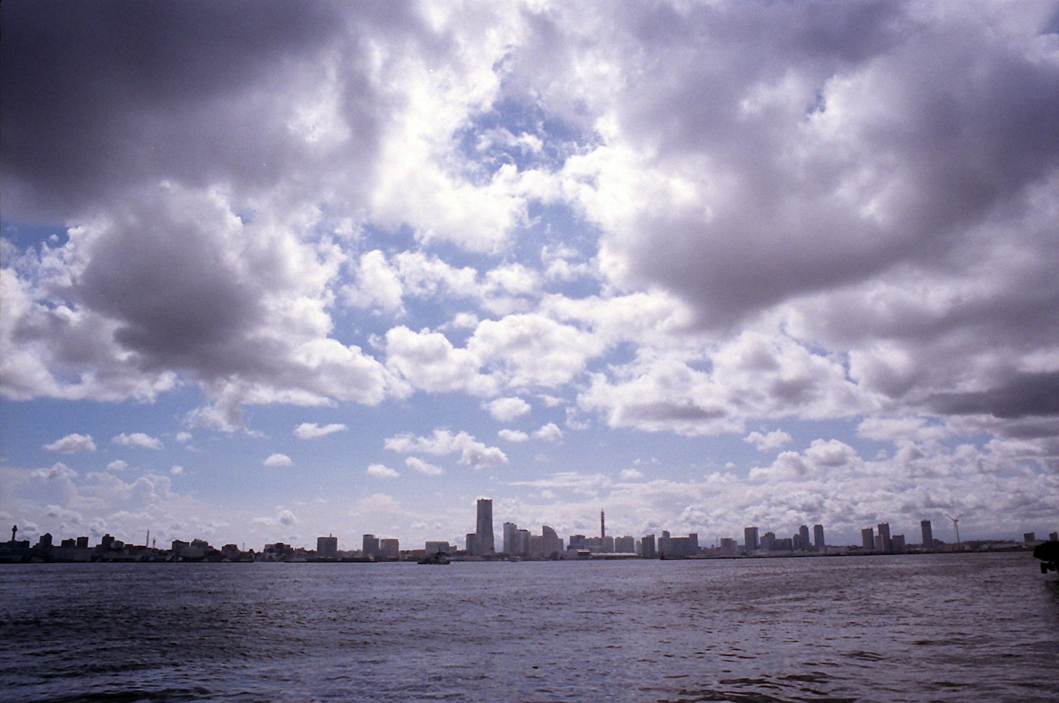 Horizon urbain sur l'eau avec des nuages dramatiques