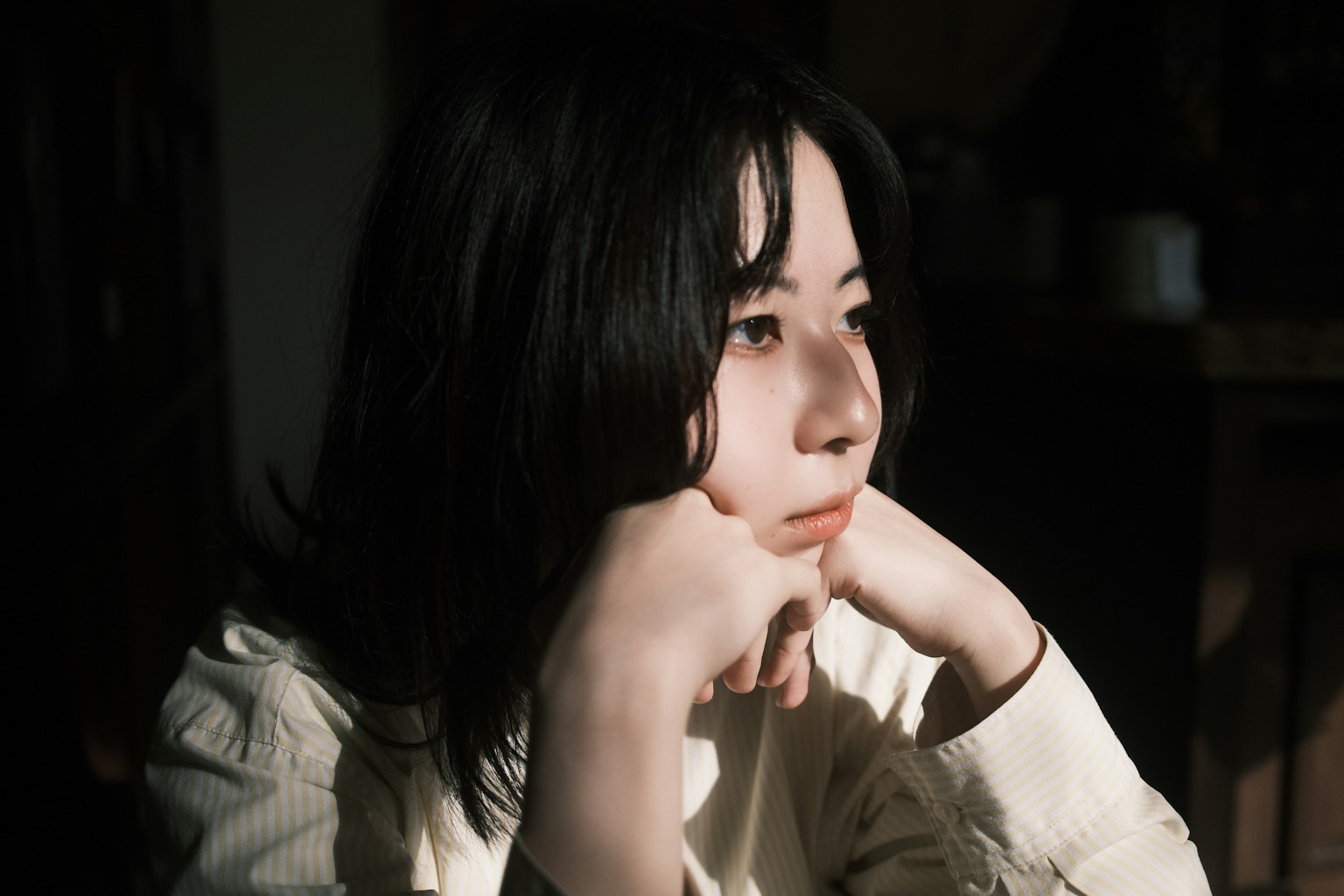 考え込む女性のポートレート 自然光の中での静かな瞬間