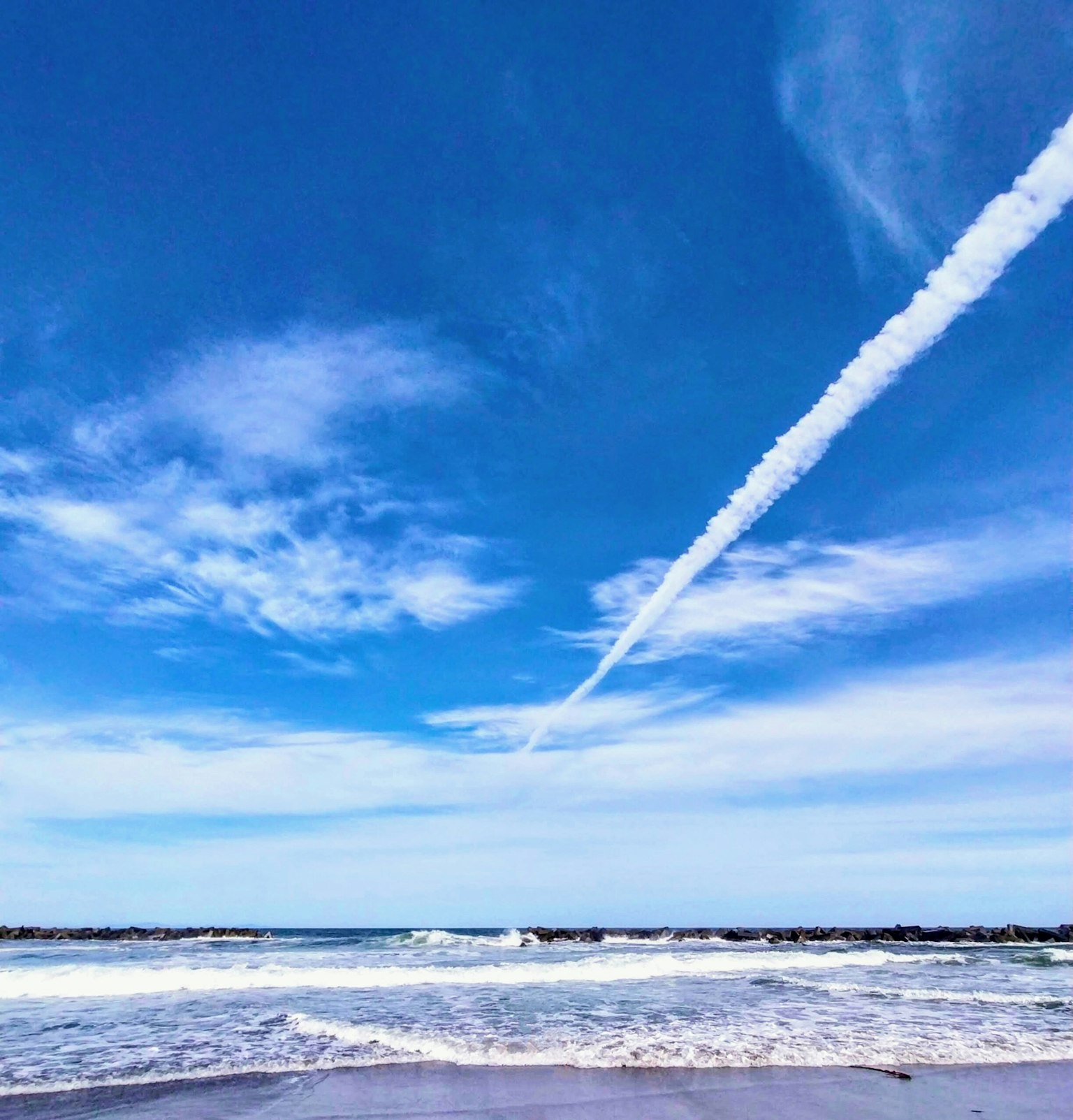 Vista panoramica di cielo blu e oceano con nuvole bianche e onde