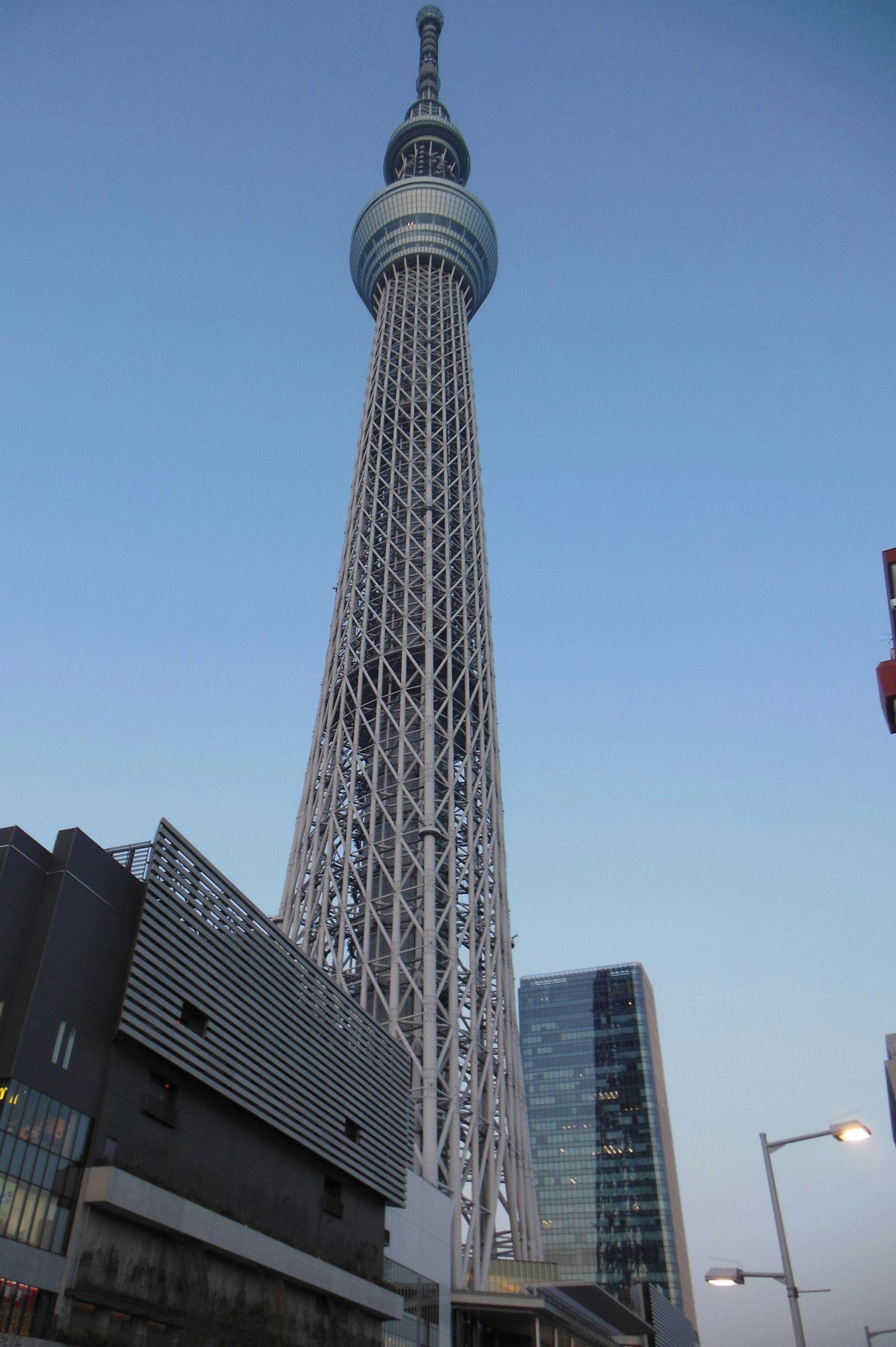 Foto des Tokyo Skytree, der gegen einen klaren Himmel ragt