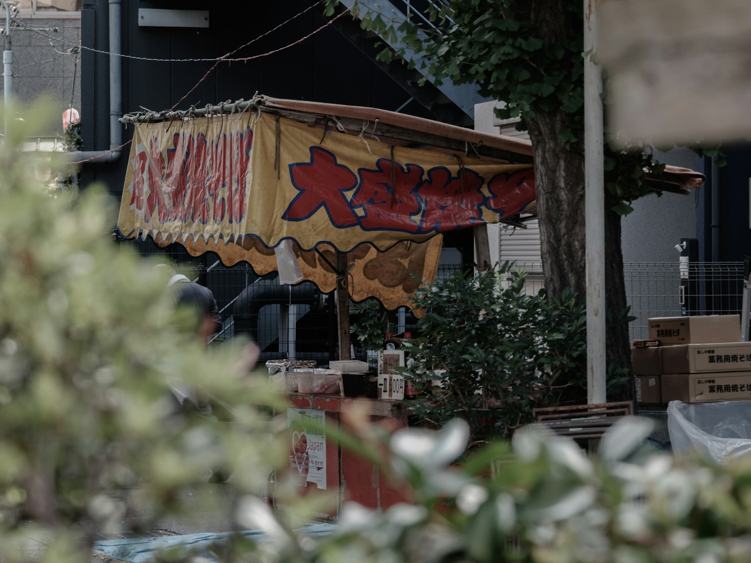 街道环境中的黄色食品摊位和红色标志