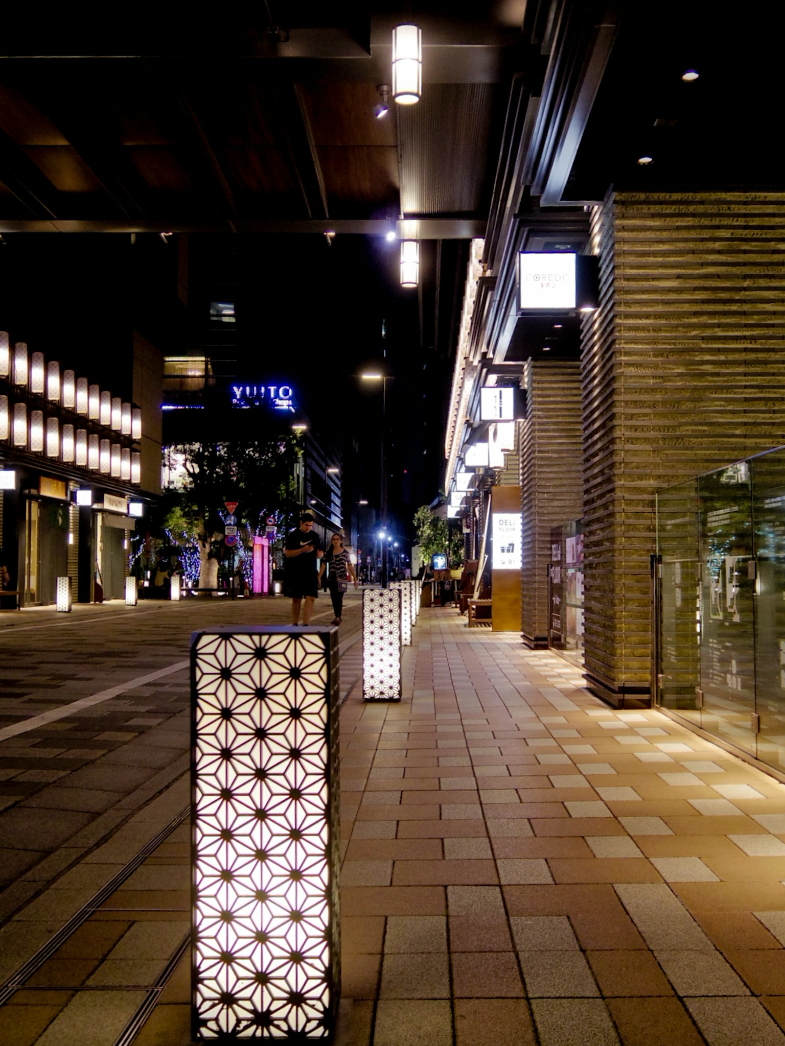 ฉากถนนยามค่ำคืนพร้อมไฟตกแต่งและทางเท้า