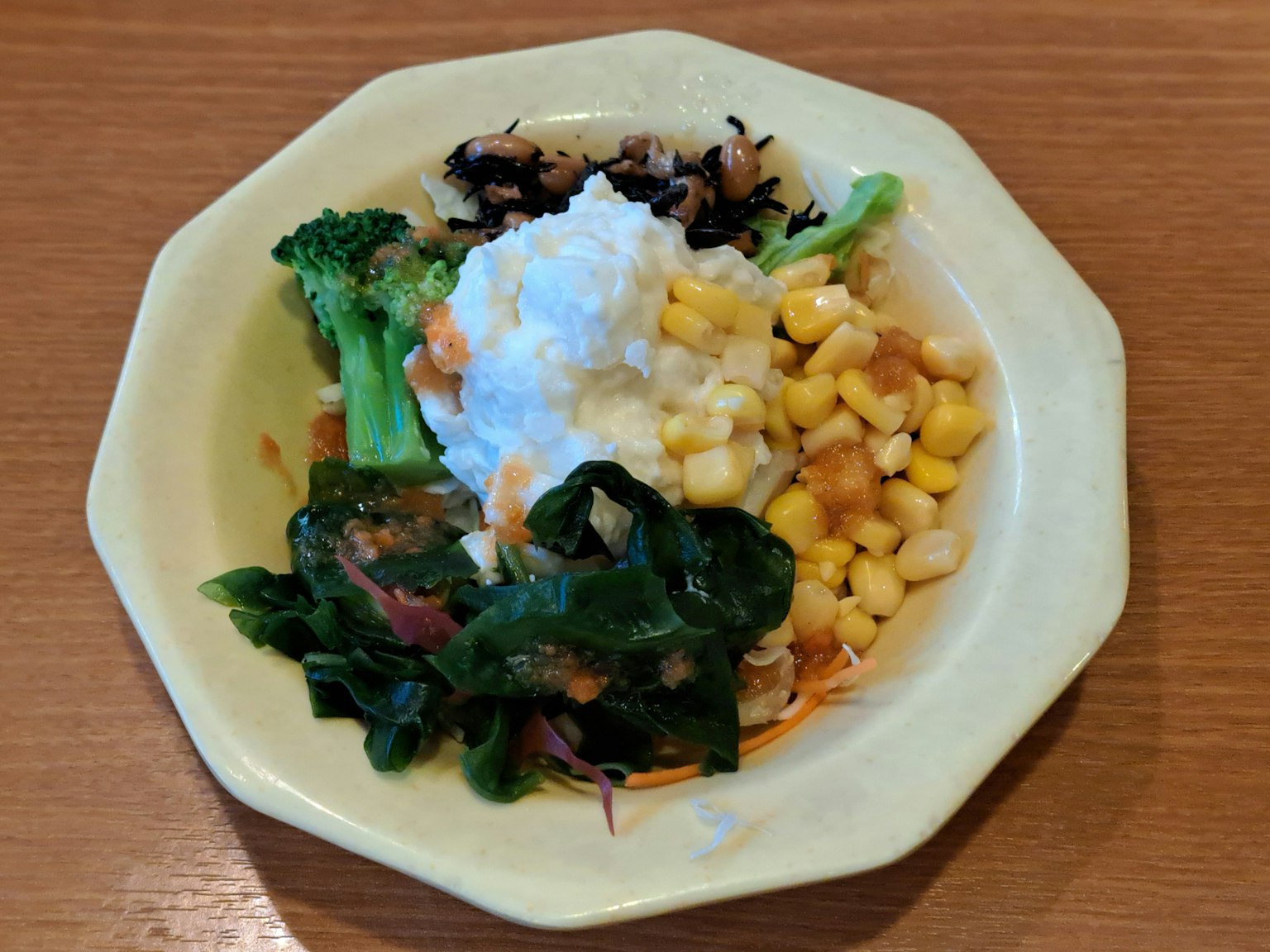 Salade colorée de légumes et de maïs dans un plat jaune