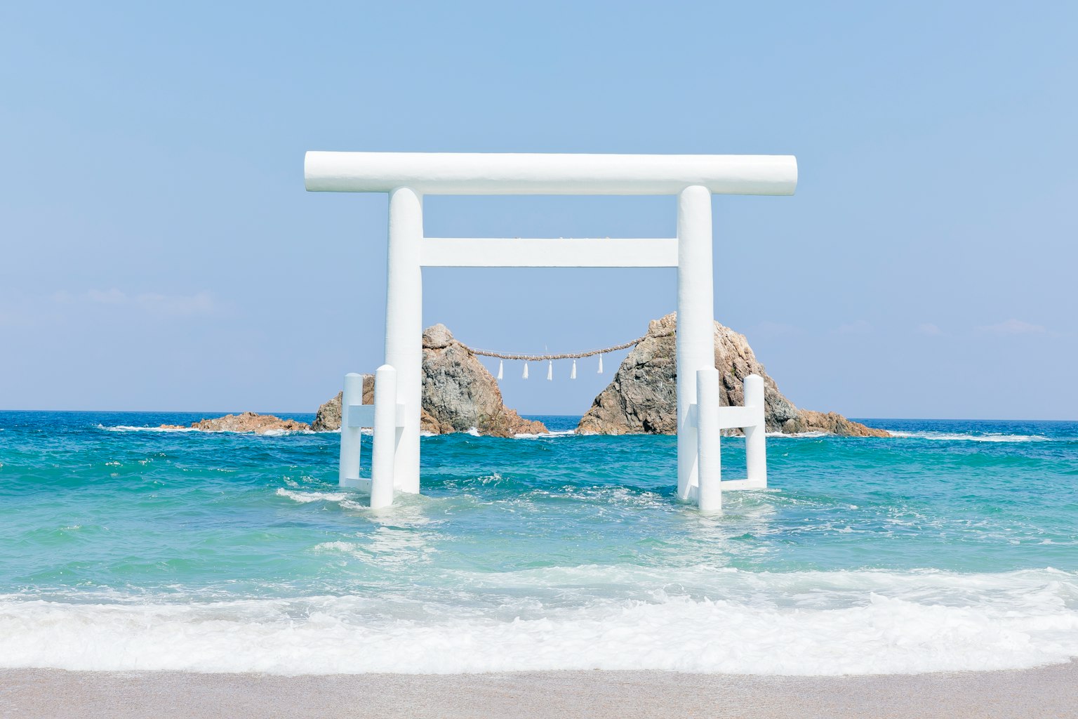 Weißes Torii steht im Meer