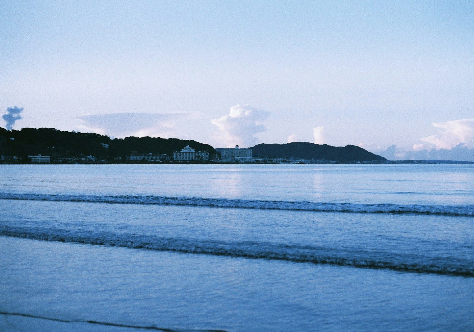 Paesaggio marino sereno con onde leggere e cielo blu