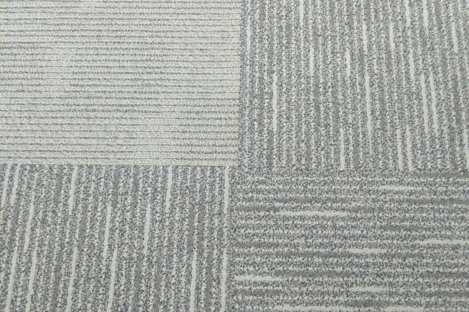 Graue Teppichfliesen mit unterschiedlichen Texturen