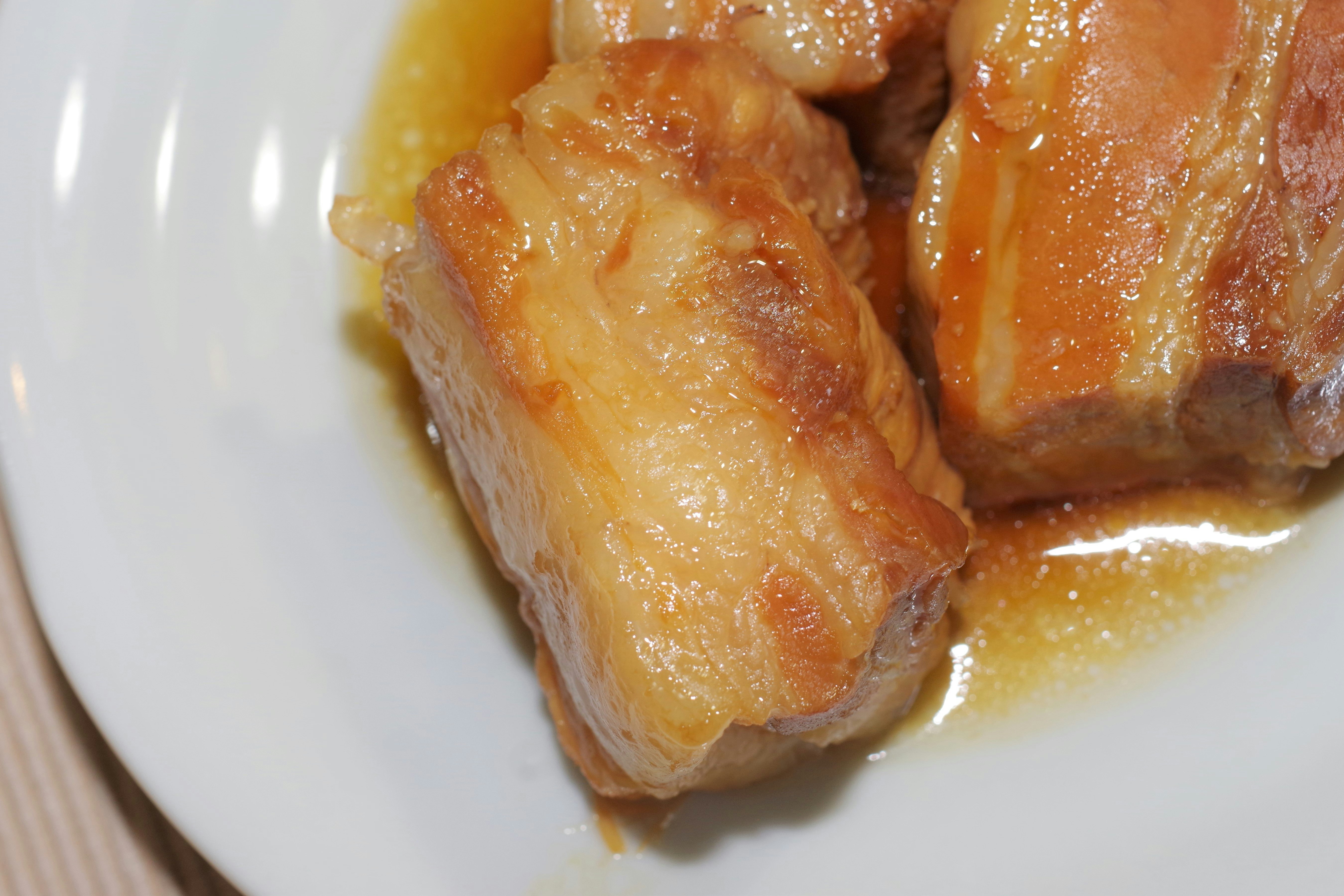 白い皿に盛られた豚バラ肉の角煮