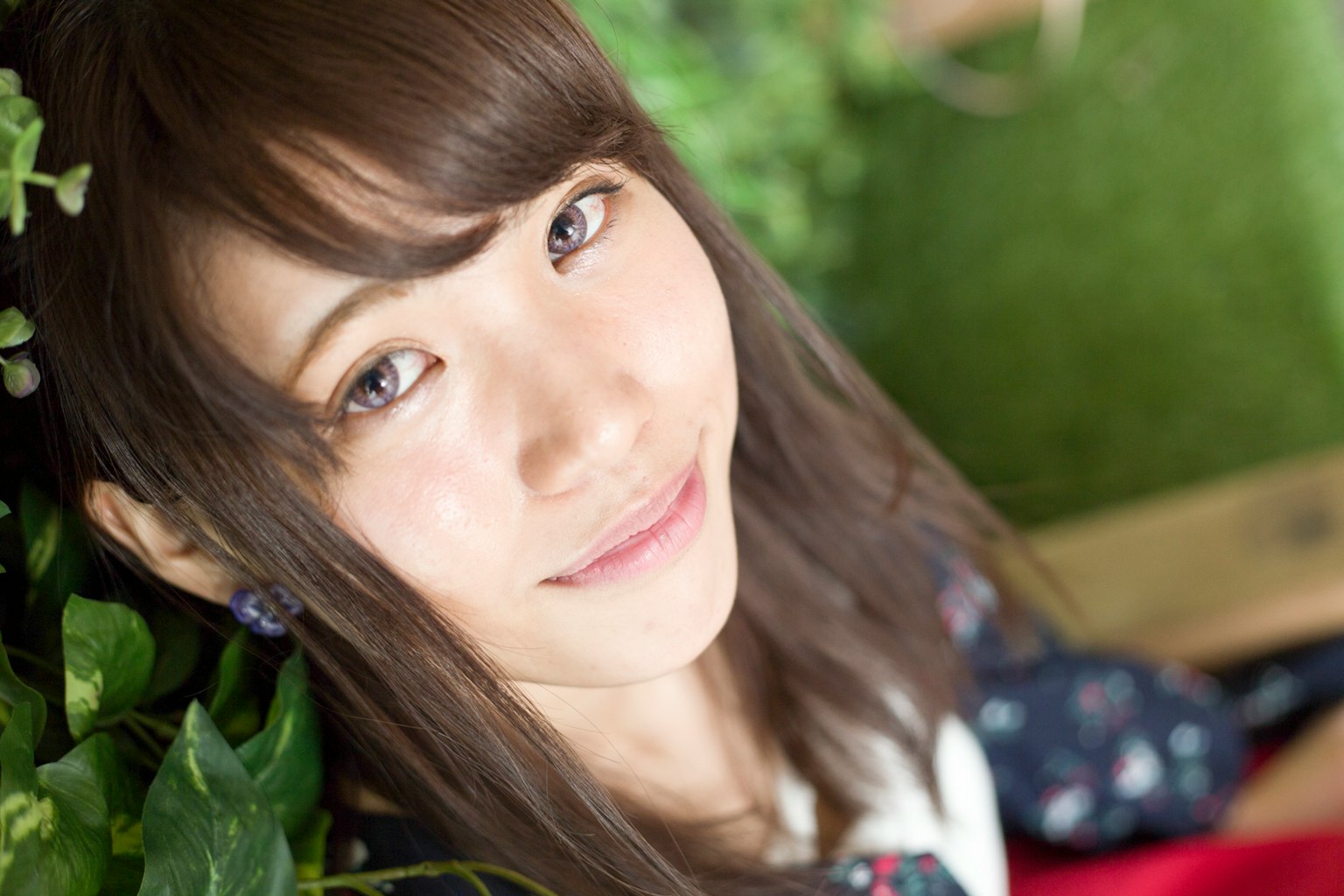 Retrato de una mujer apoyada en un fondo verde