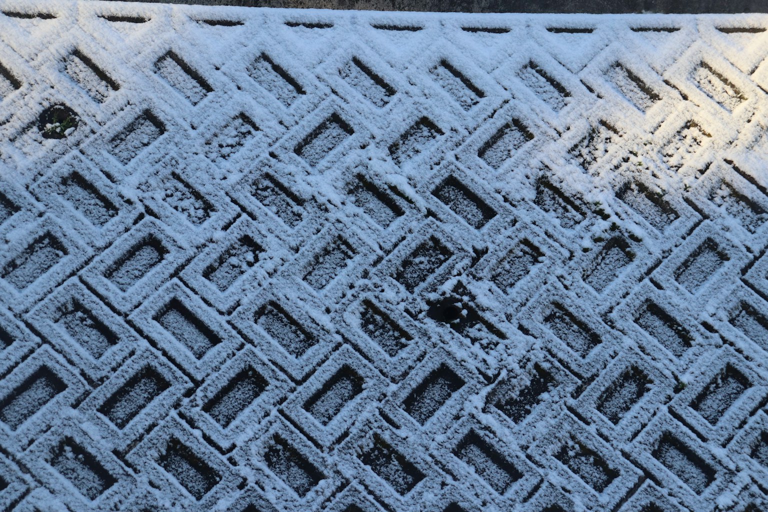 Texturierte Matte, bedeckt mit Schnee und geometrischen Mustern