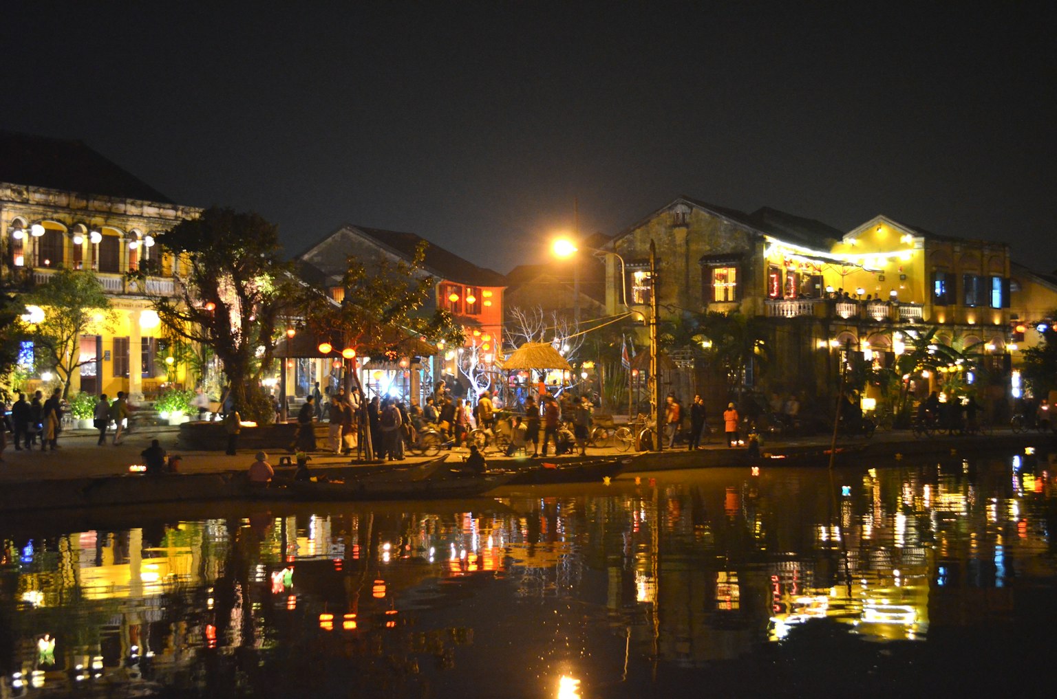 会安河的夜景，明亮的灯光在水面上反射