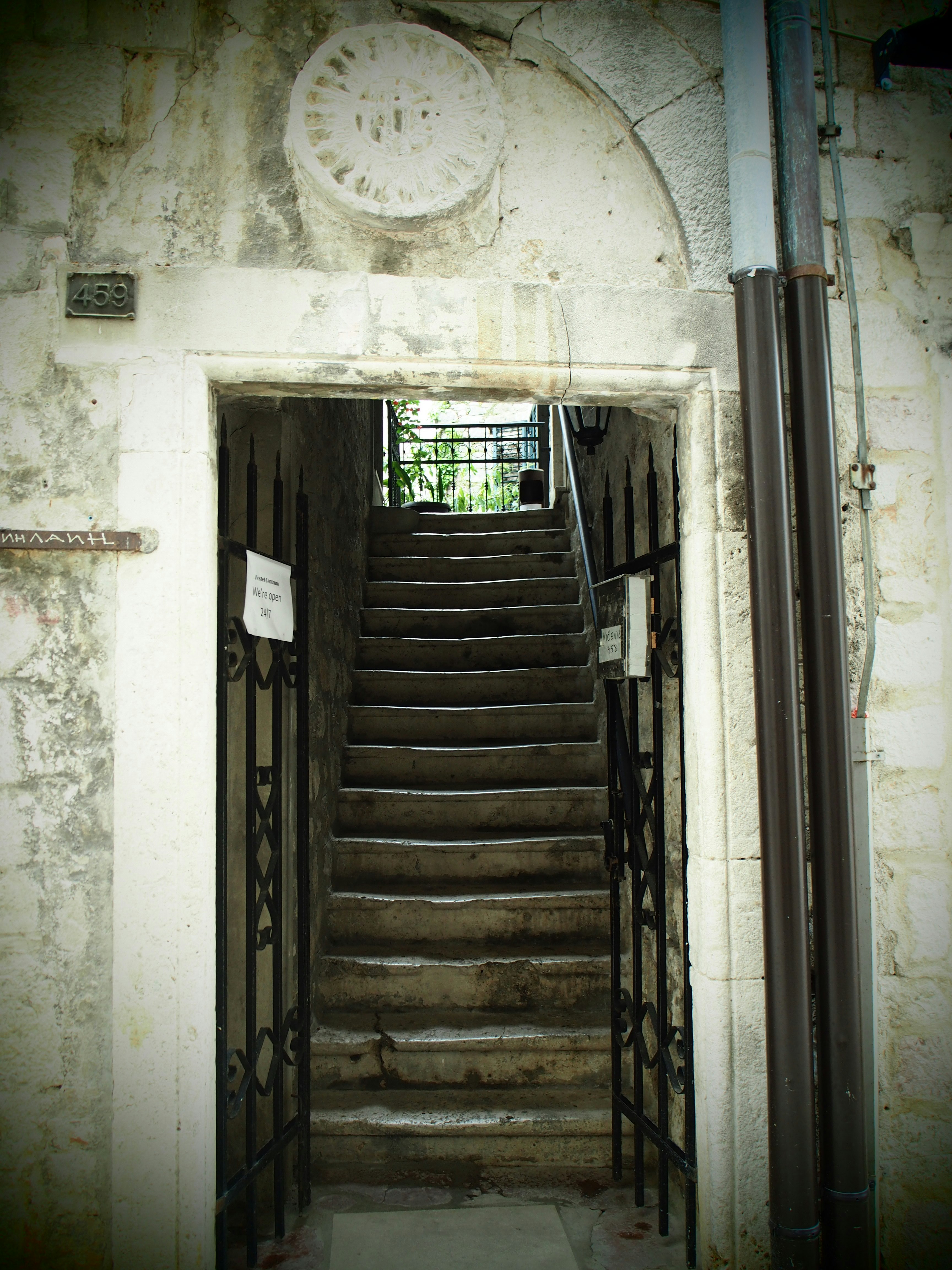 passage voûté en pierre avec un escalier