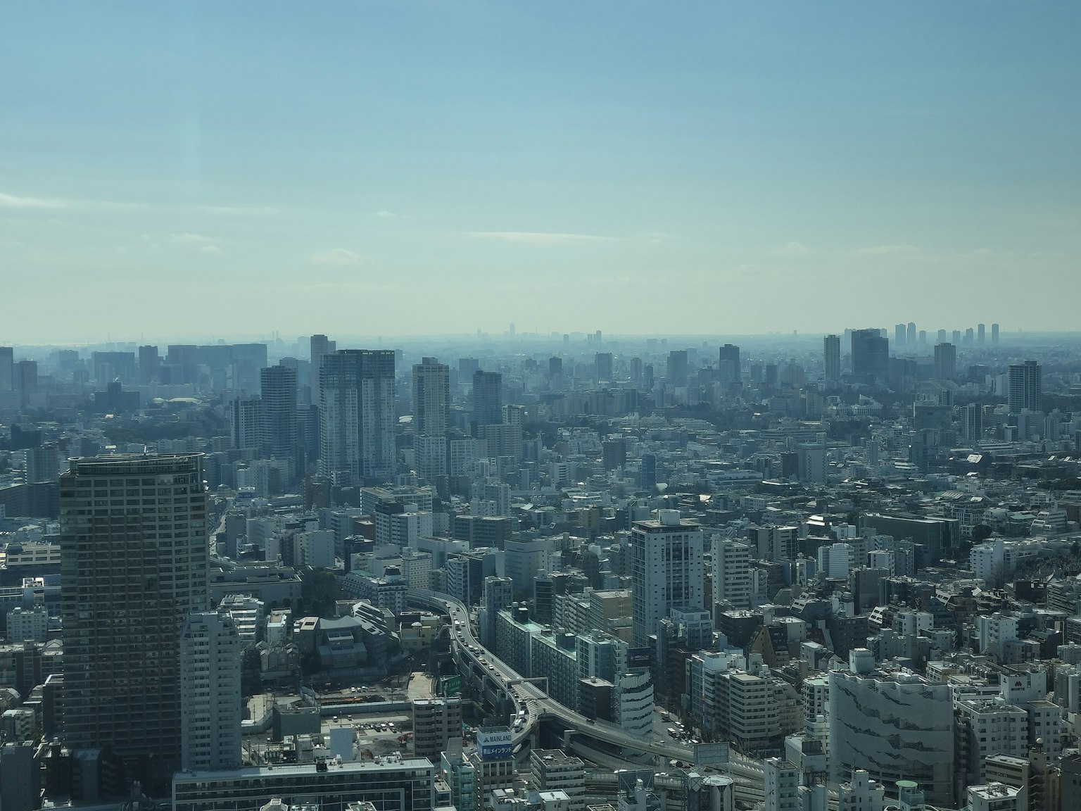 Pemandangan luas dari lanskap perkotaan Tokyo dengan gedung pencakar langit dan area pemukiman