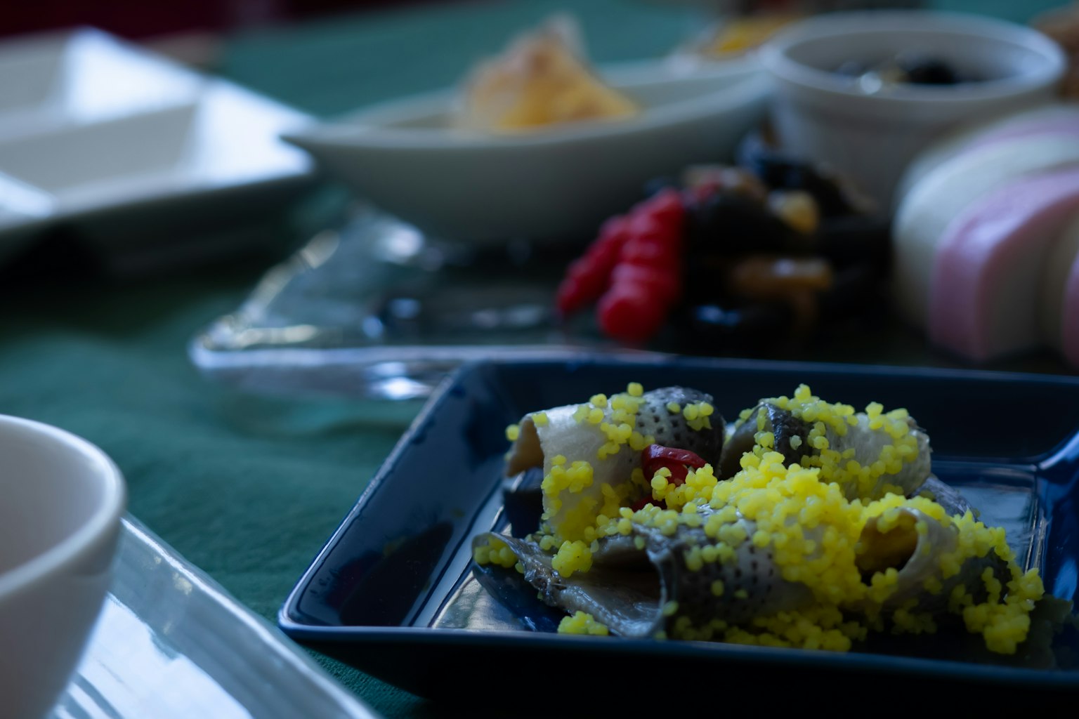 Une assiette de plats colorés sur une table avec divers aliments