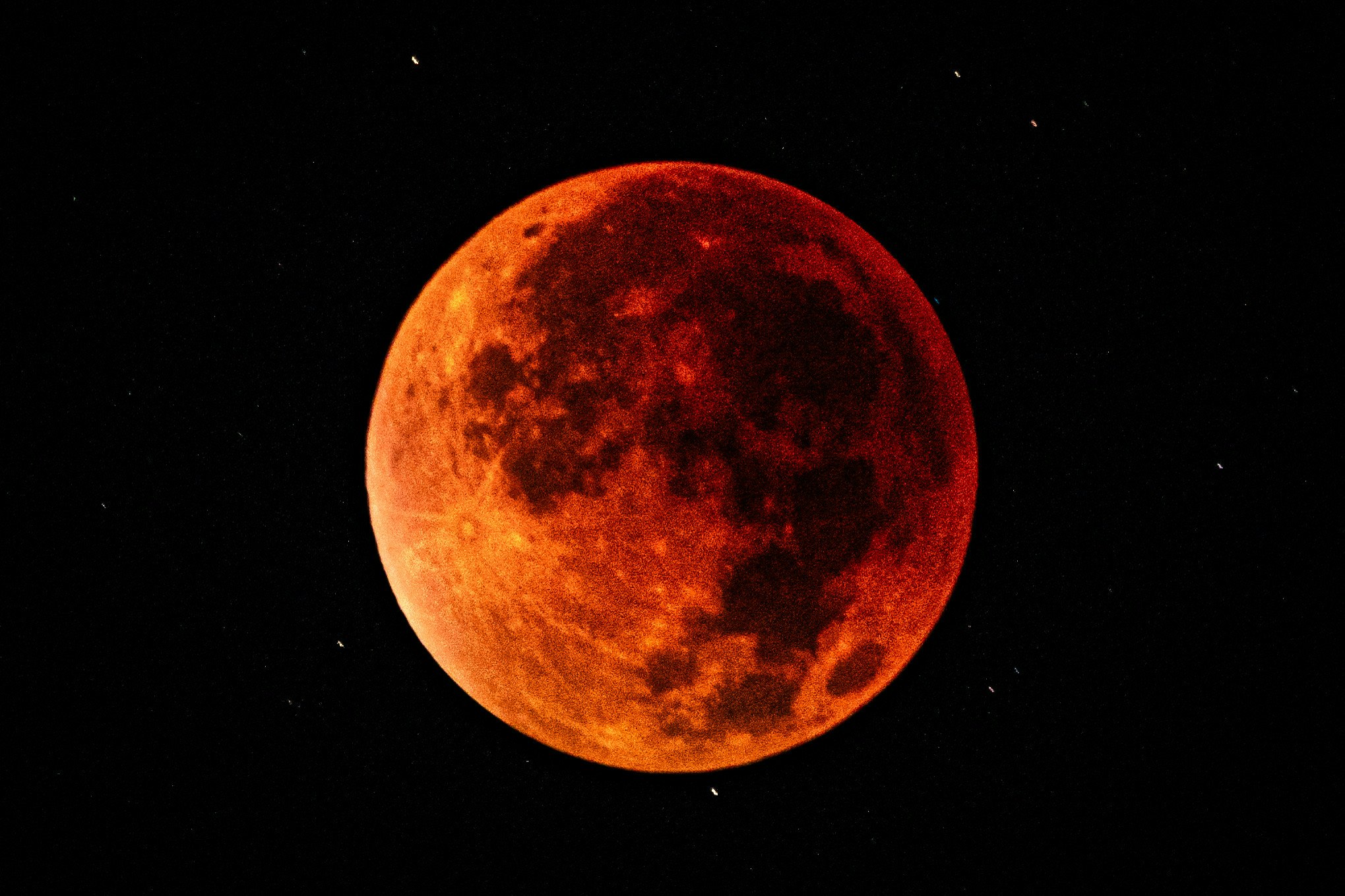 Close-up bulan merah yang melayang di langit gelap