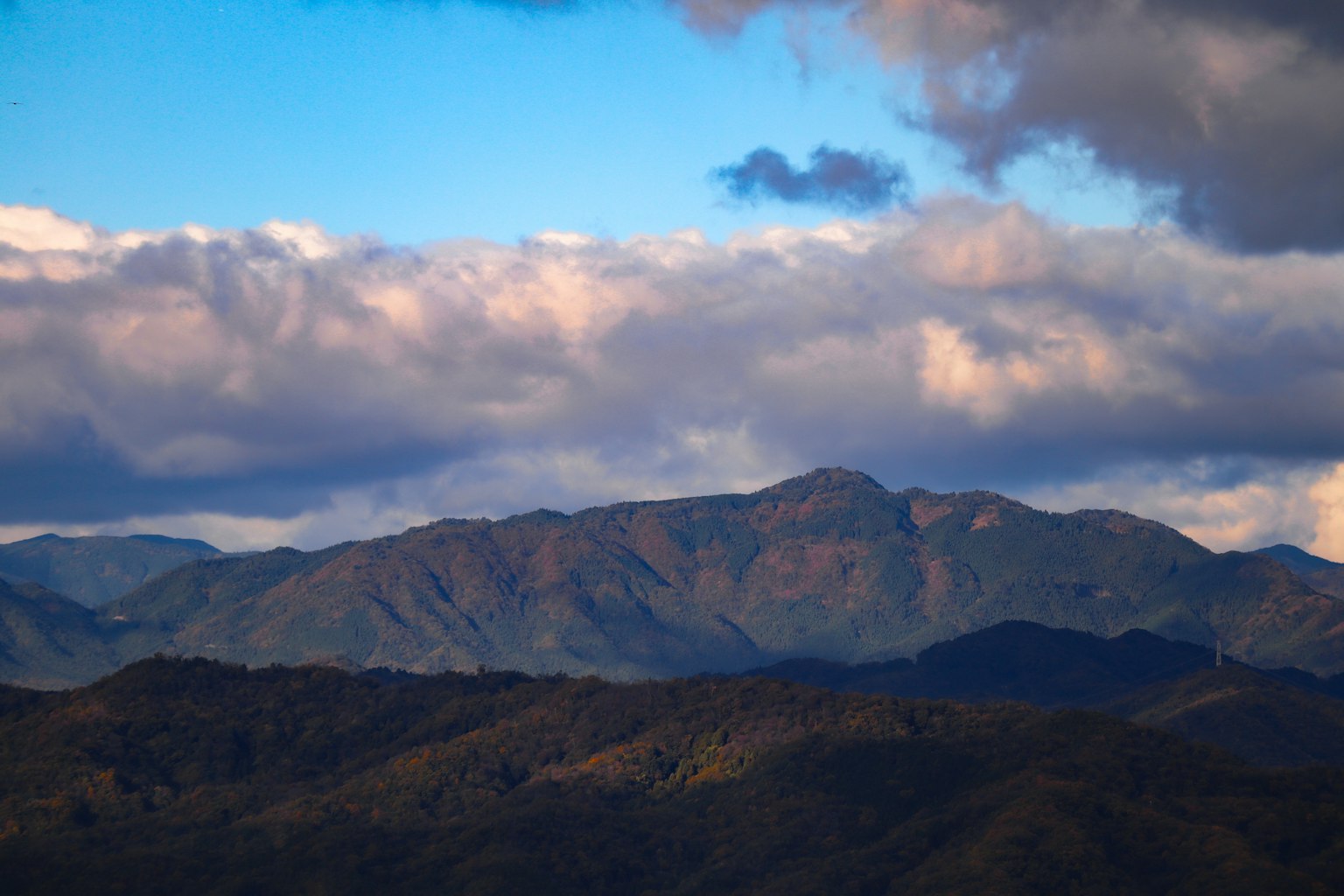 Berglandschaft unter einem blauen Himmel mit Wolken