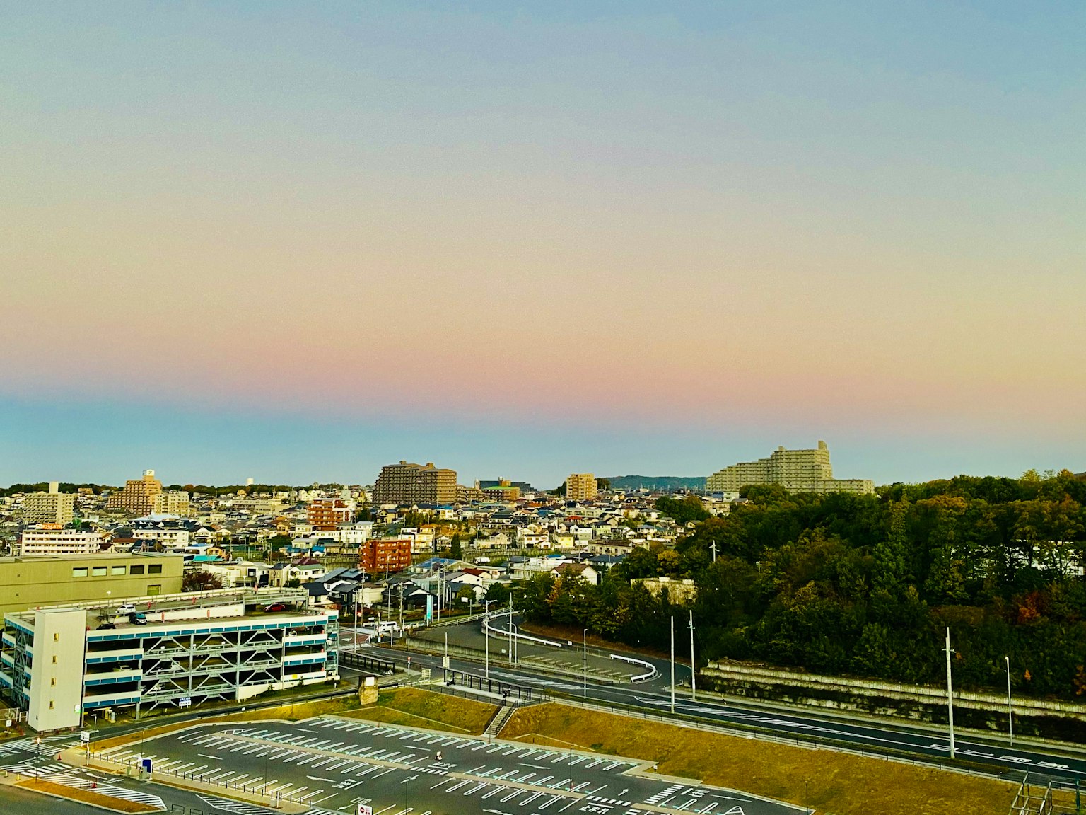 Stadtlandschaft mit einem bunten Sonnenuntergangshimmel