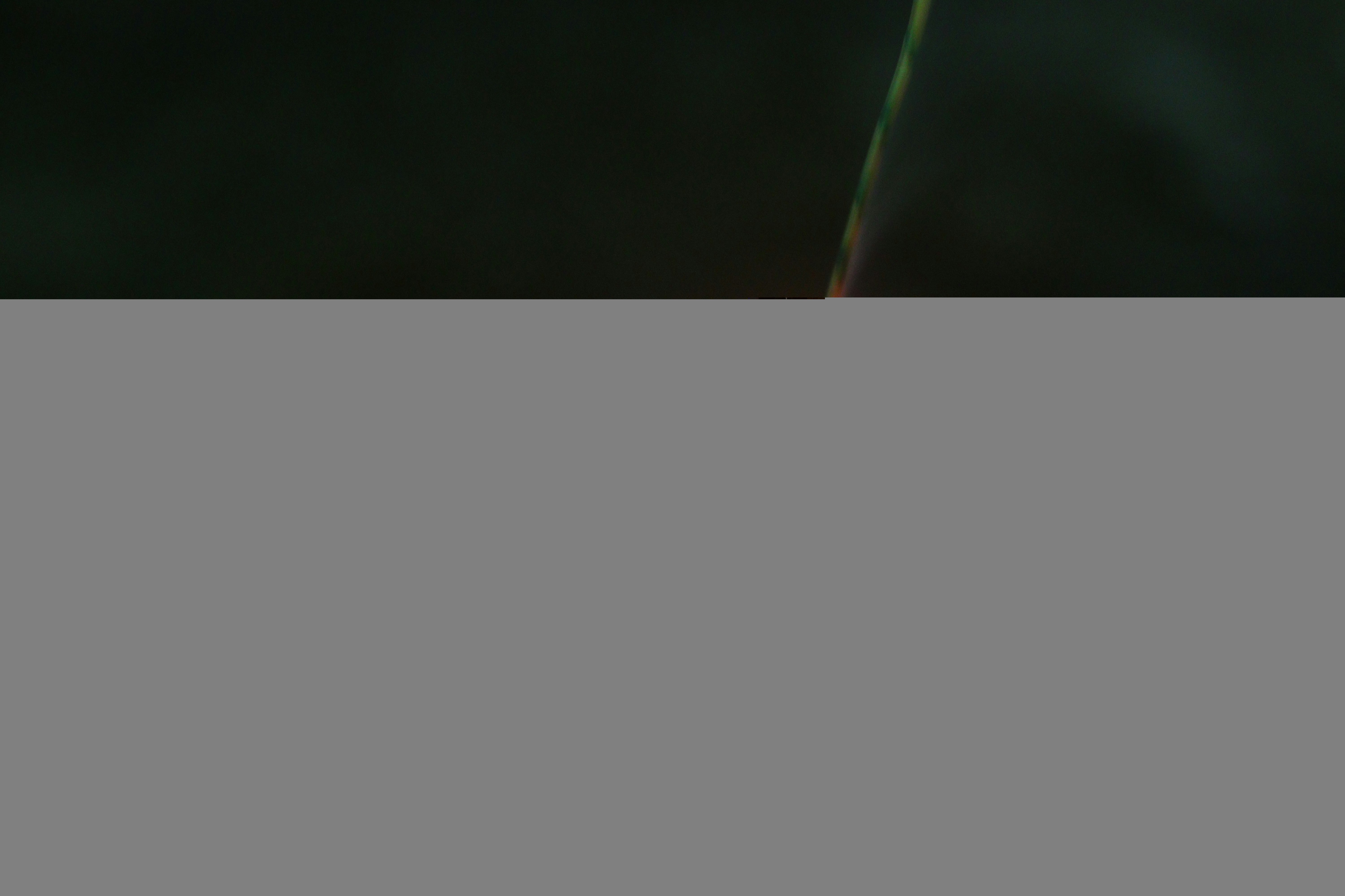 traînées de lumière verte sur fond sombre