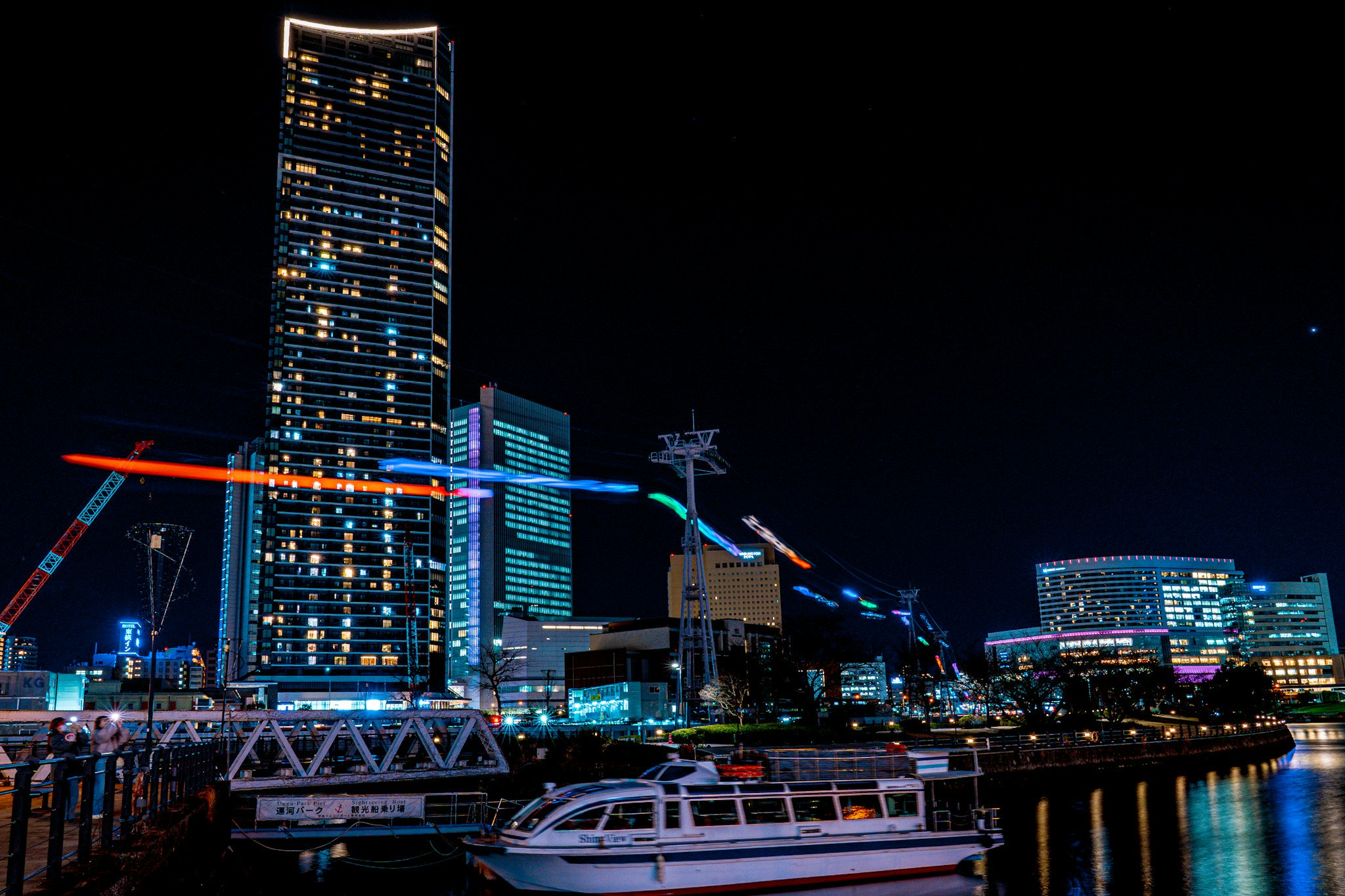 横浜・みなとみらいの夜景とエアキャビン、長秒露光の街並み