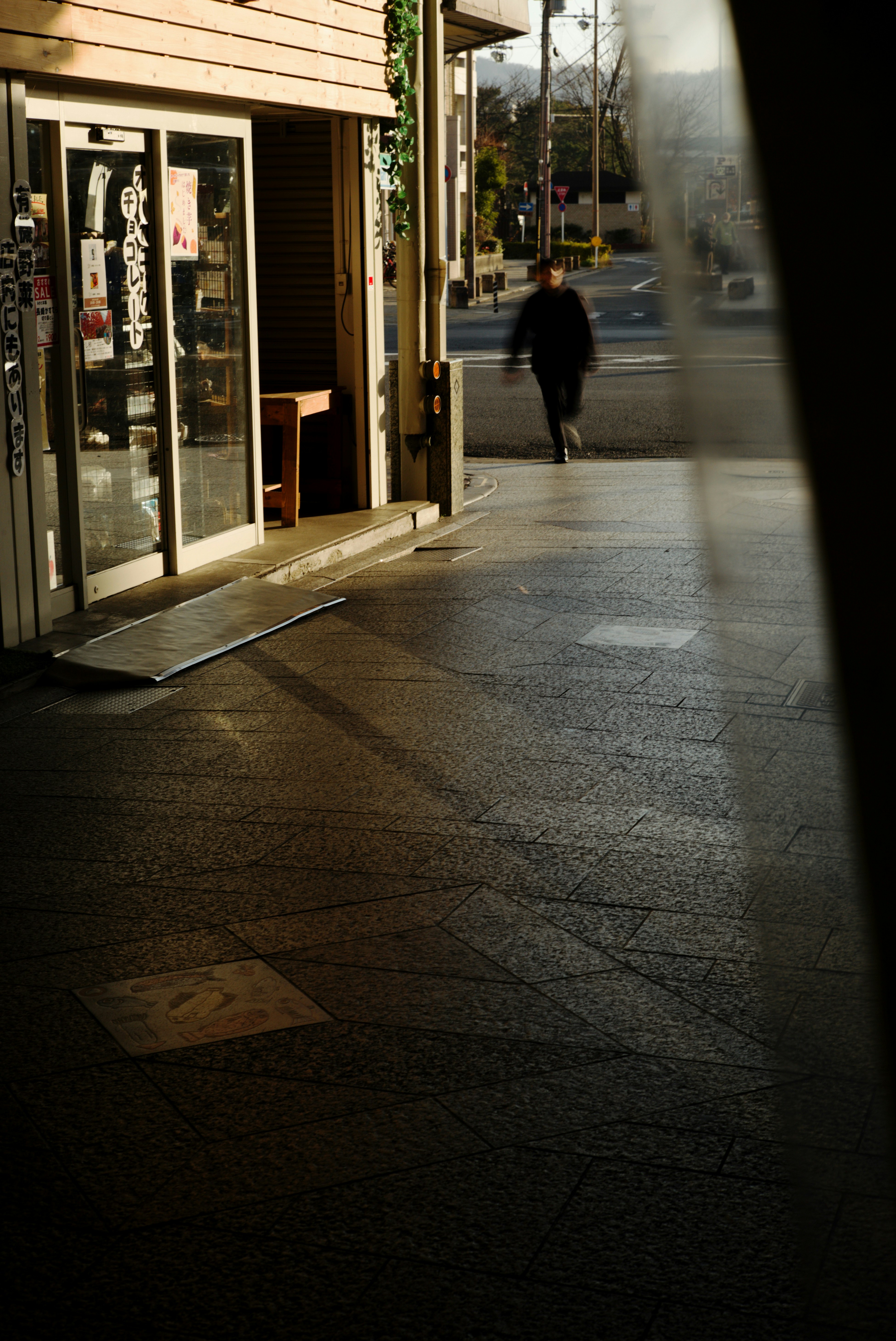 光线穿过拱廊照进出町枡形商店街的巷道