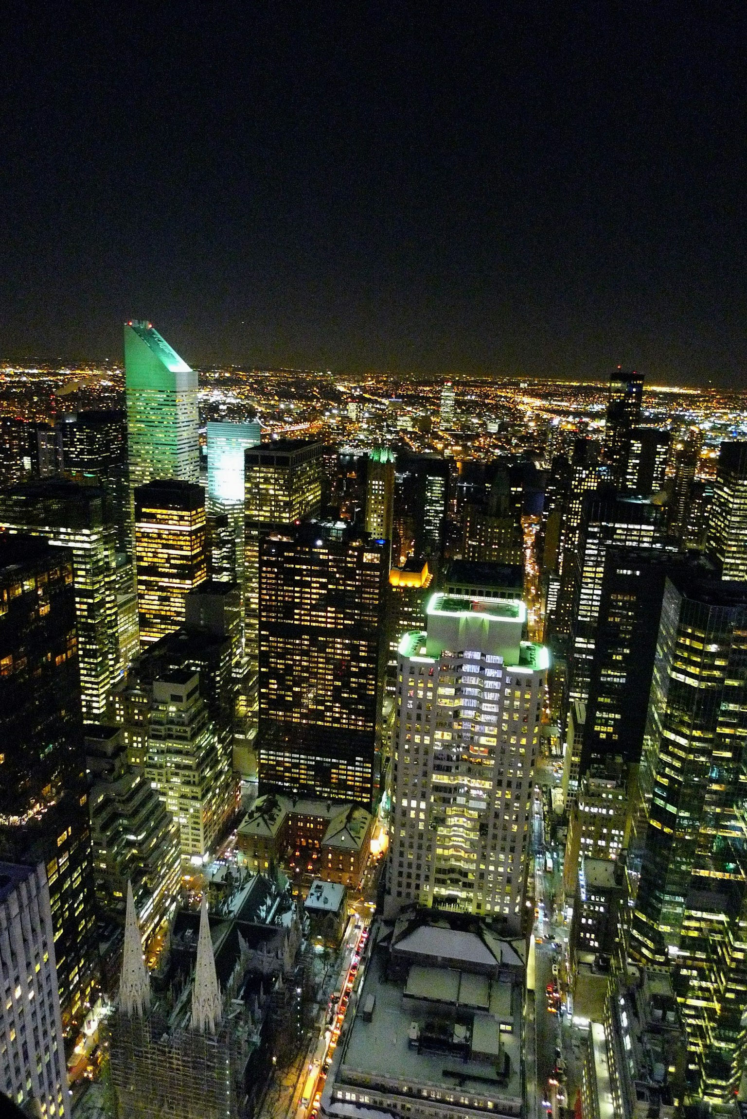 纽约市夜景，明亮的摩天大楼