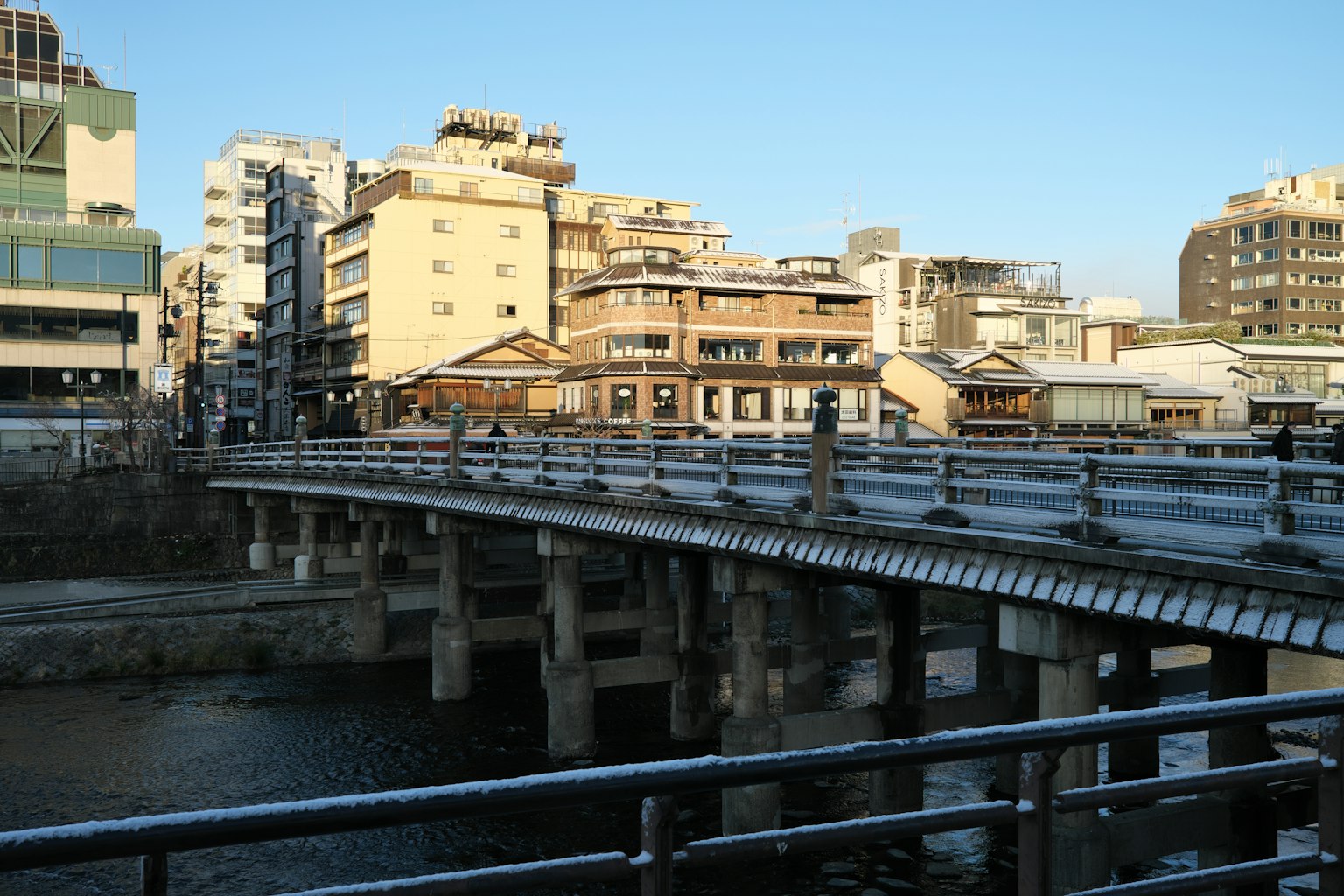 Puente sobre un río con edificios circundantes