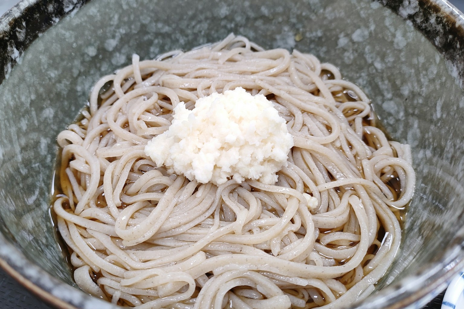 ชามบะหมี่โซบะท็อปด้วยหัวไชเท้าขูด