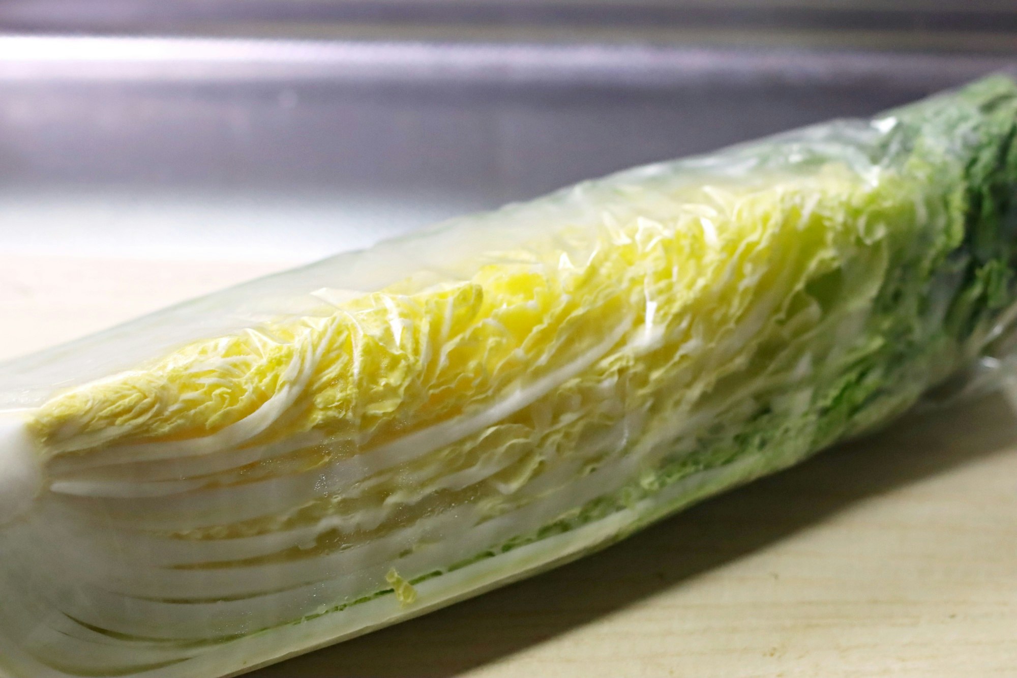 まな板の上で切り口が見えるレタスの葉