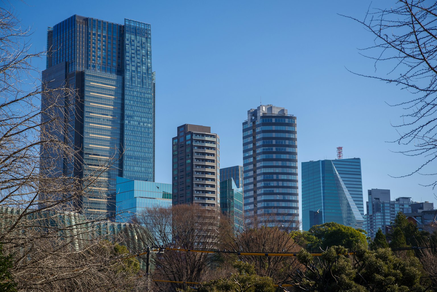 城市天際線，現代摩天大樓在晴朗的藍天下