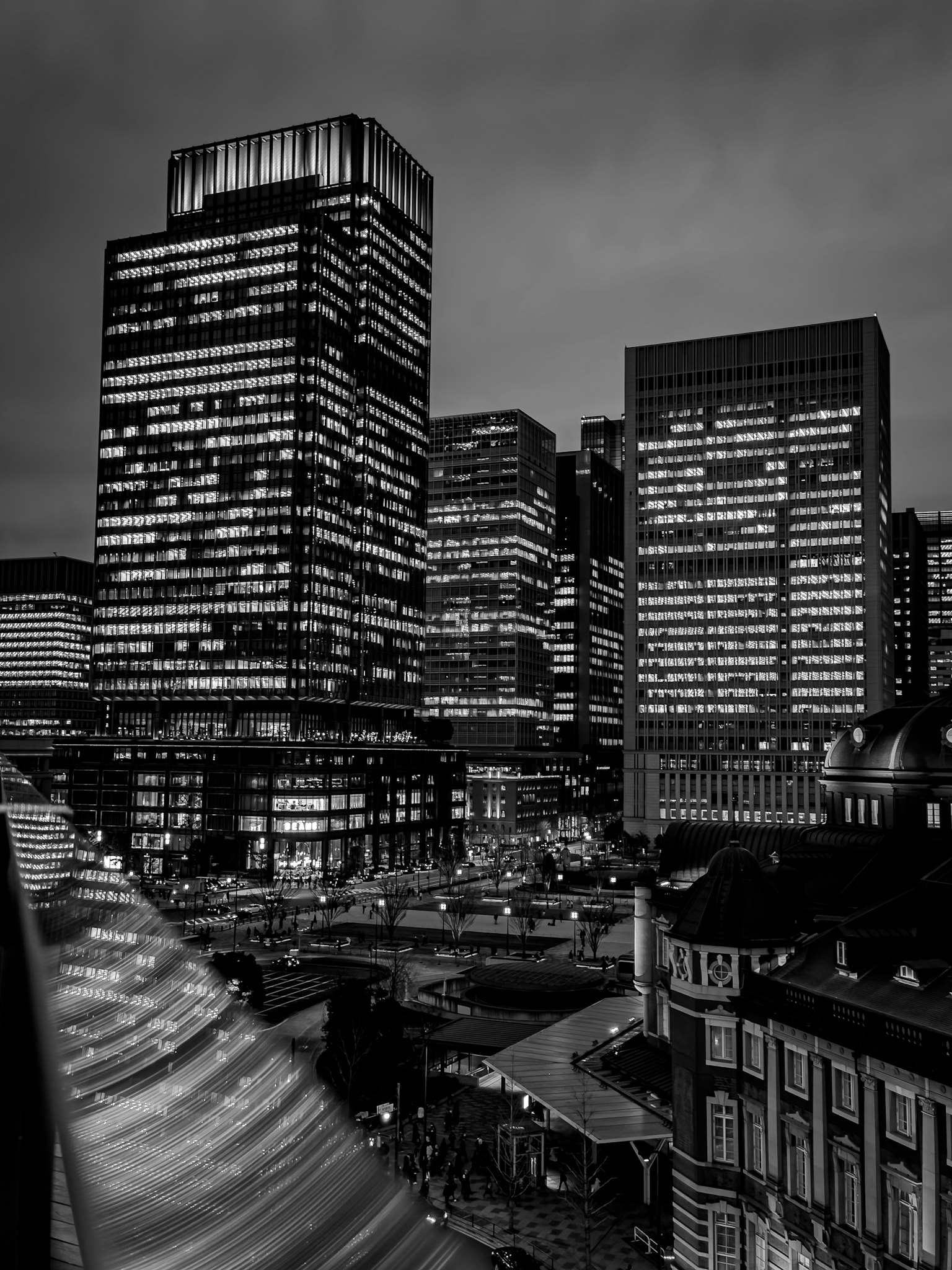 Paesaggio urbano notturno con grattacieli illuminati