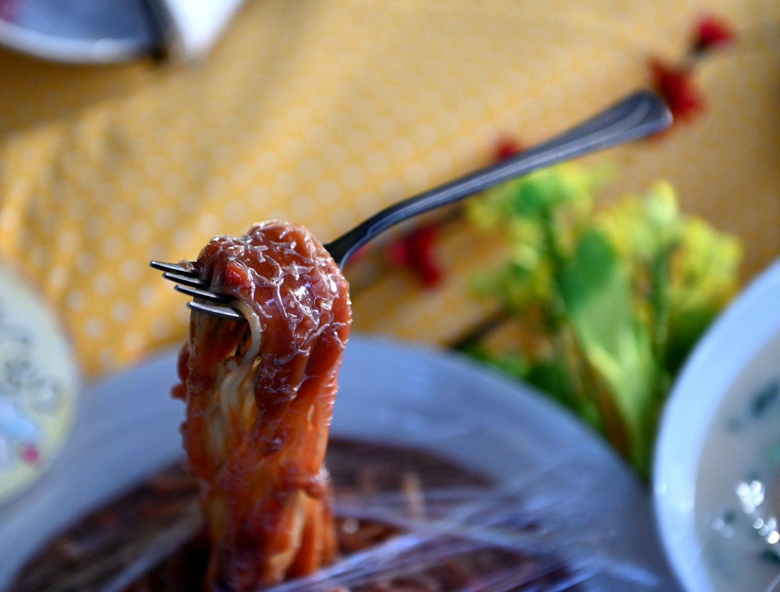 Un tenedor sosteniendo un trozo de comida con un fondo colorido