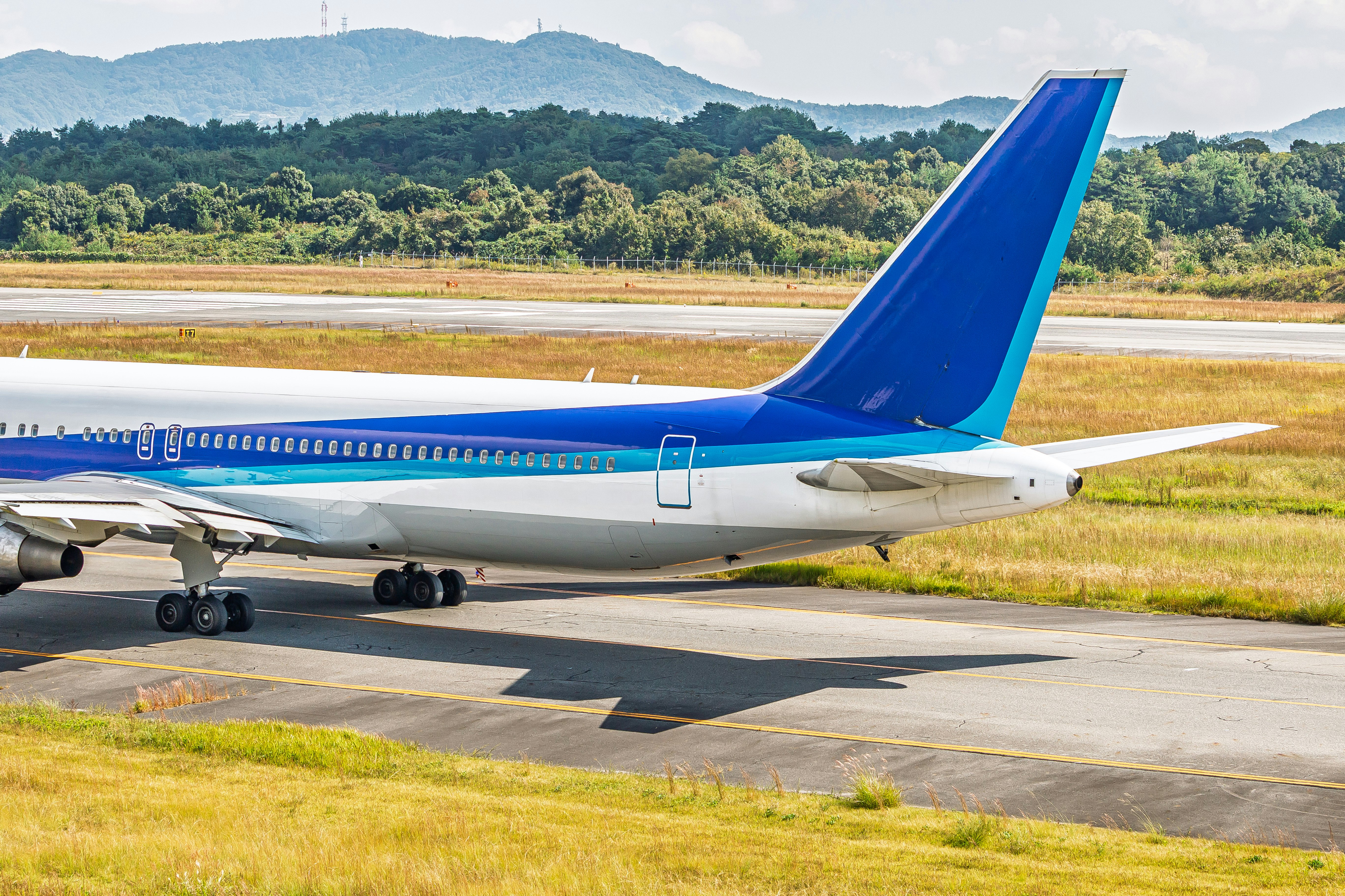 滑走路上で離陸準備をする旅客機の機体
