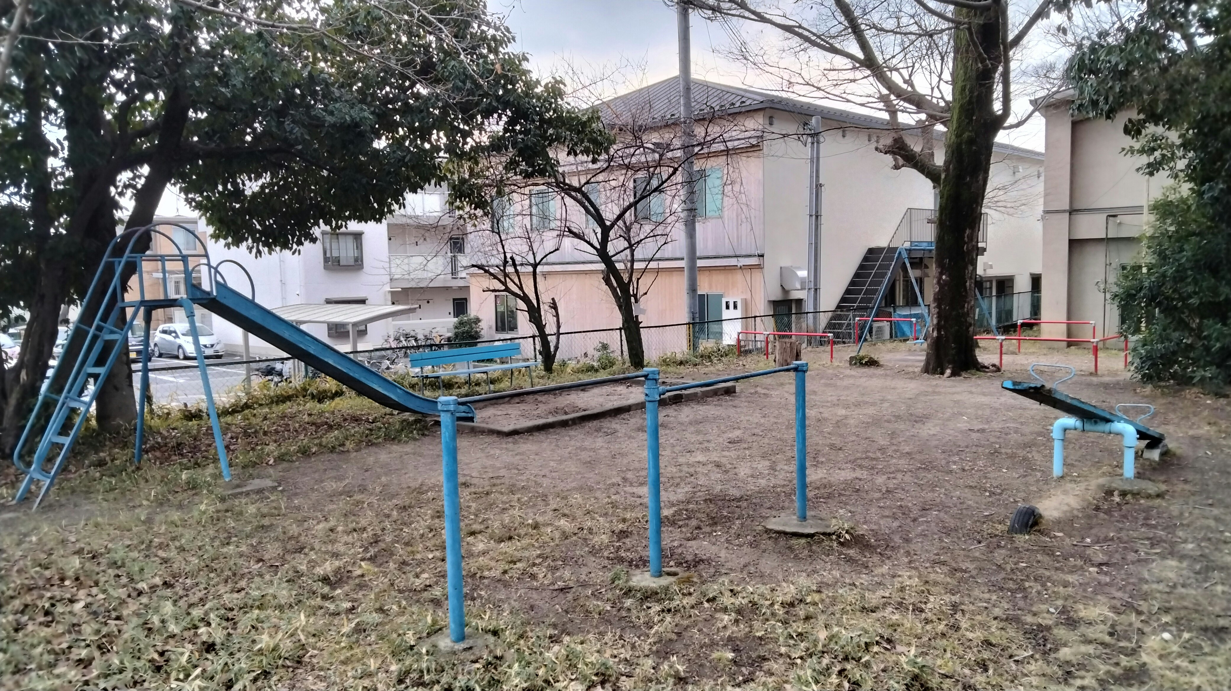 juegos infantiles y bancos en un patio escolar