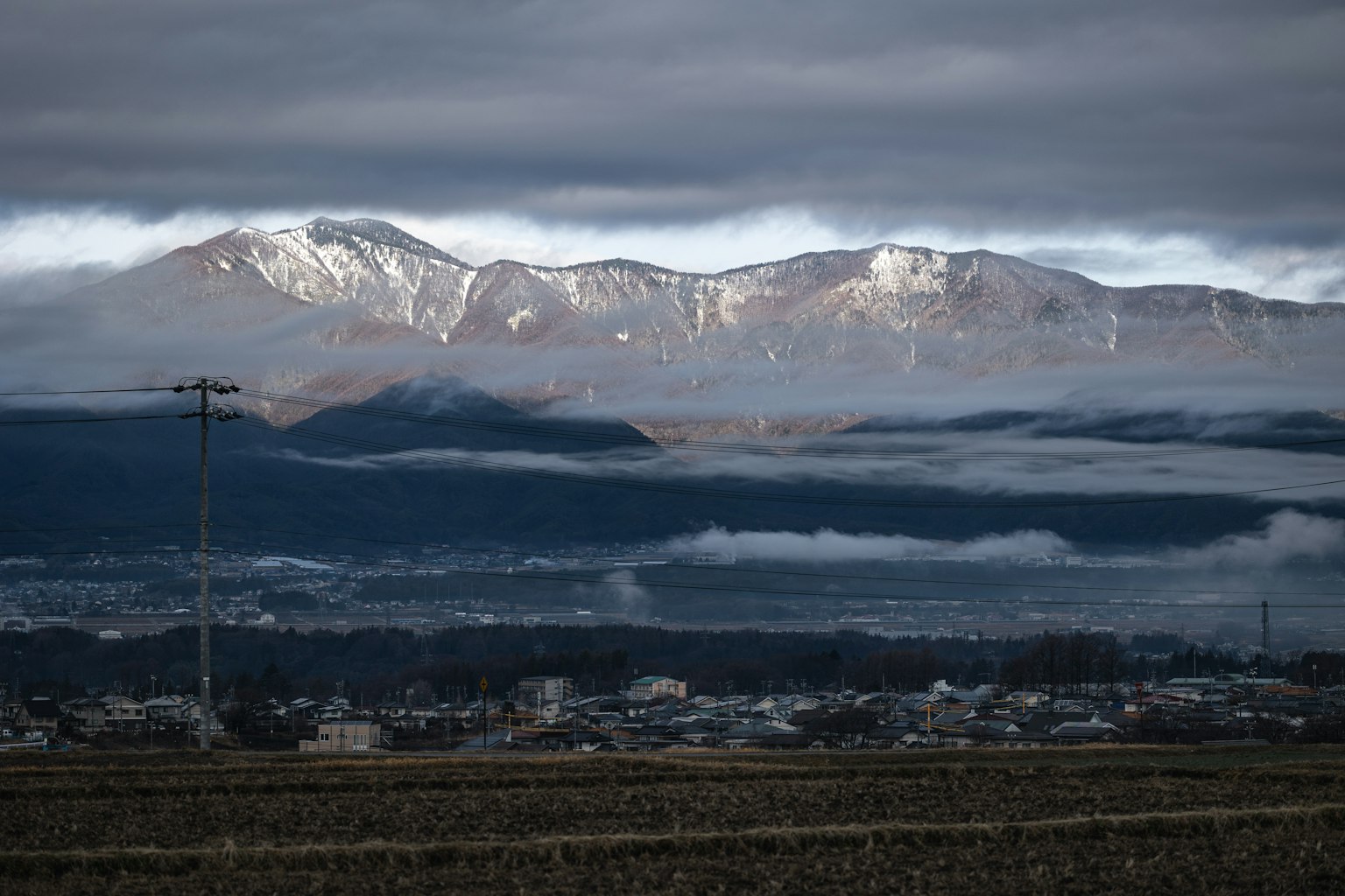 被雪覆盖的山脉和前景中的云海