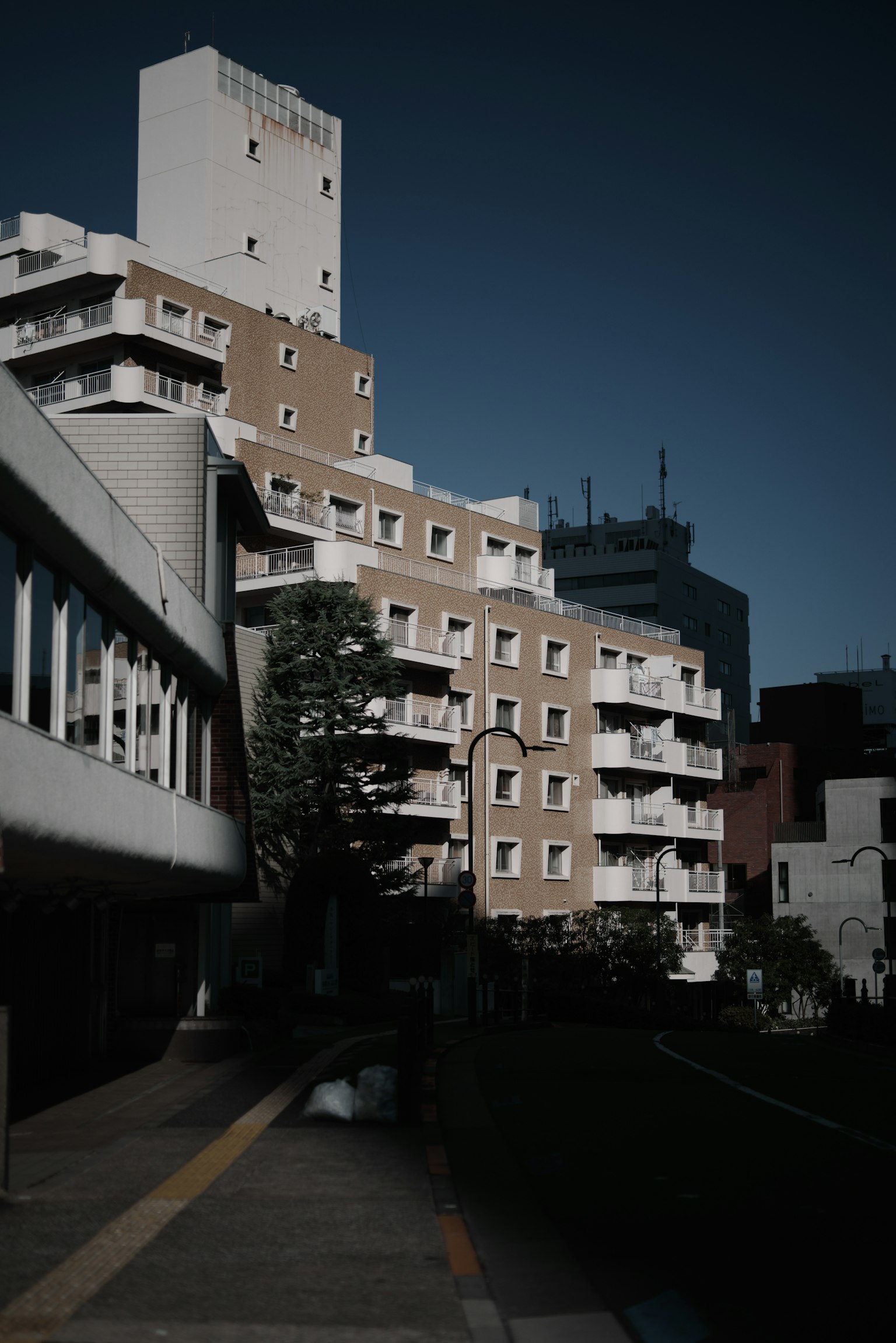 Paysage urbain avec un immeuble de grande hauteur et un complexe d'appartements bas