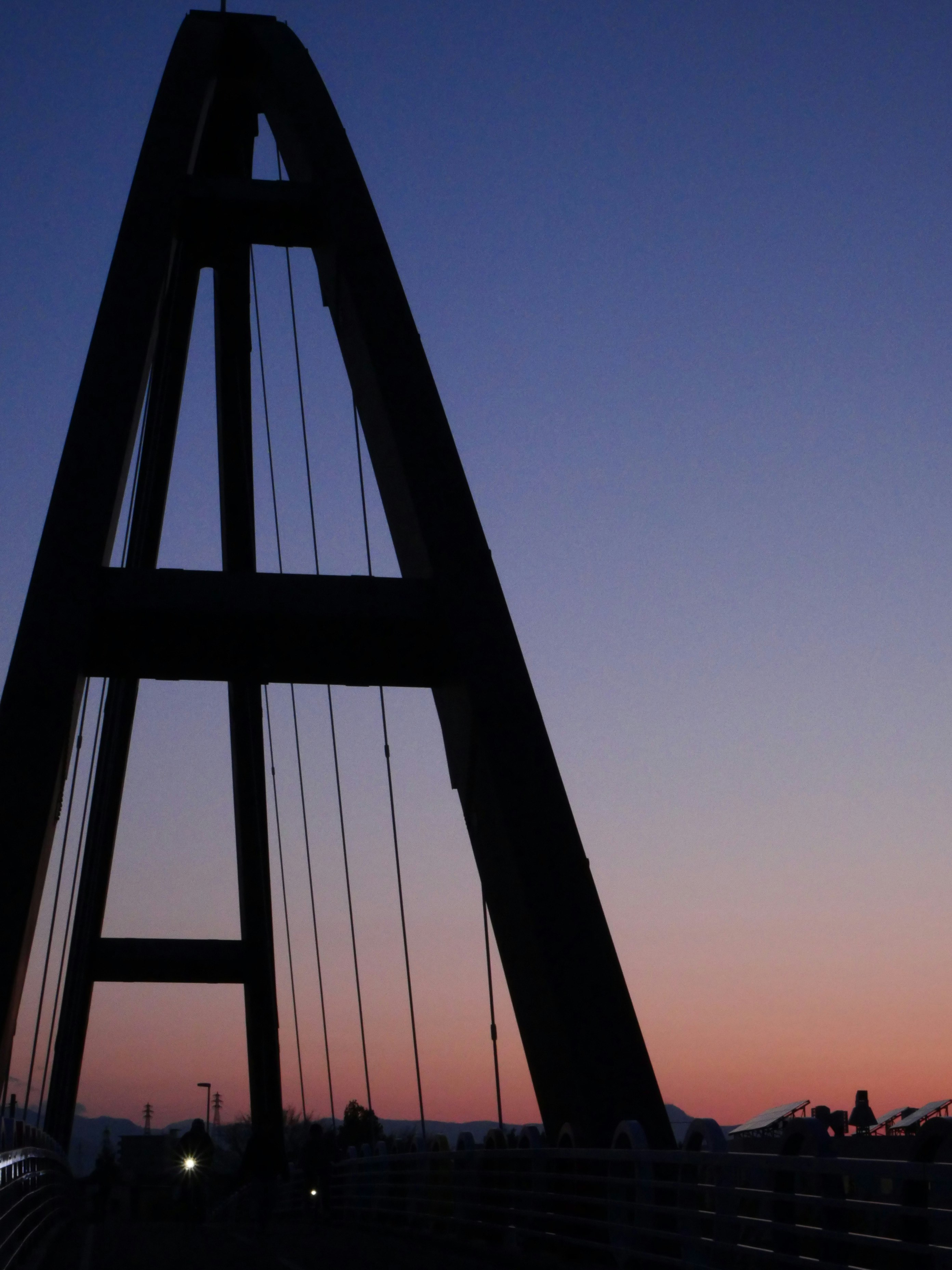 夕暮れの巨大なA字型タワーと空