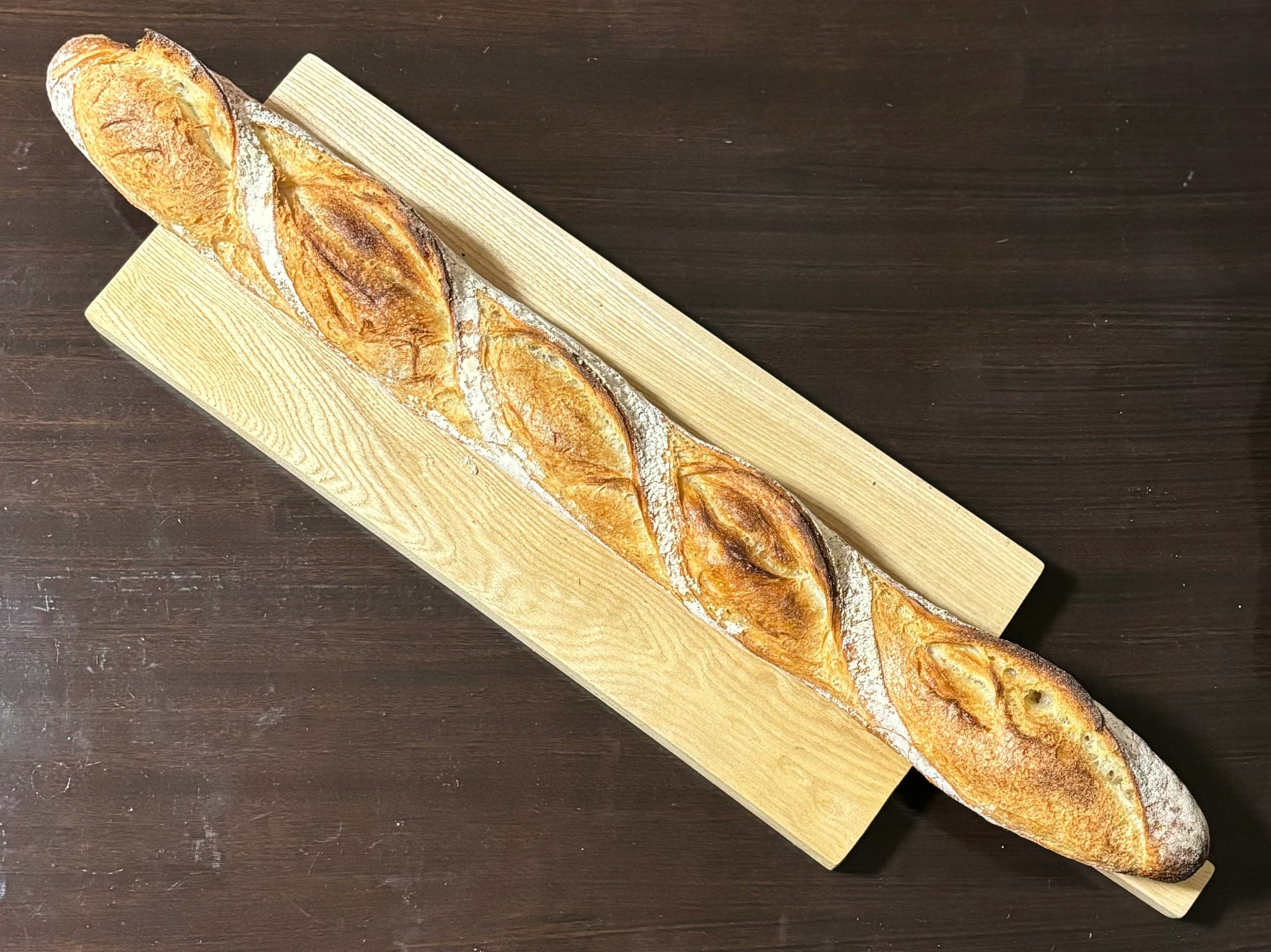 dua baguette di atas papan kayu