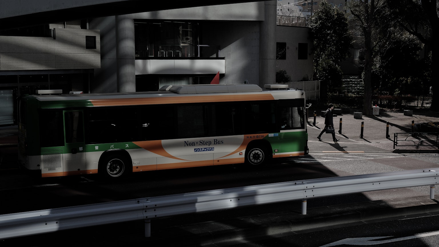 Städtische Szene mit einem Bus an einer Haltestelle