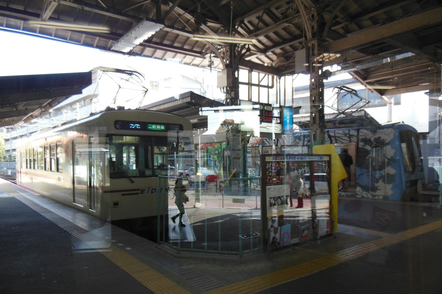 Straßenbahn an einem Bahnsteig mit Passagieren