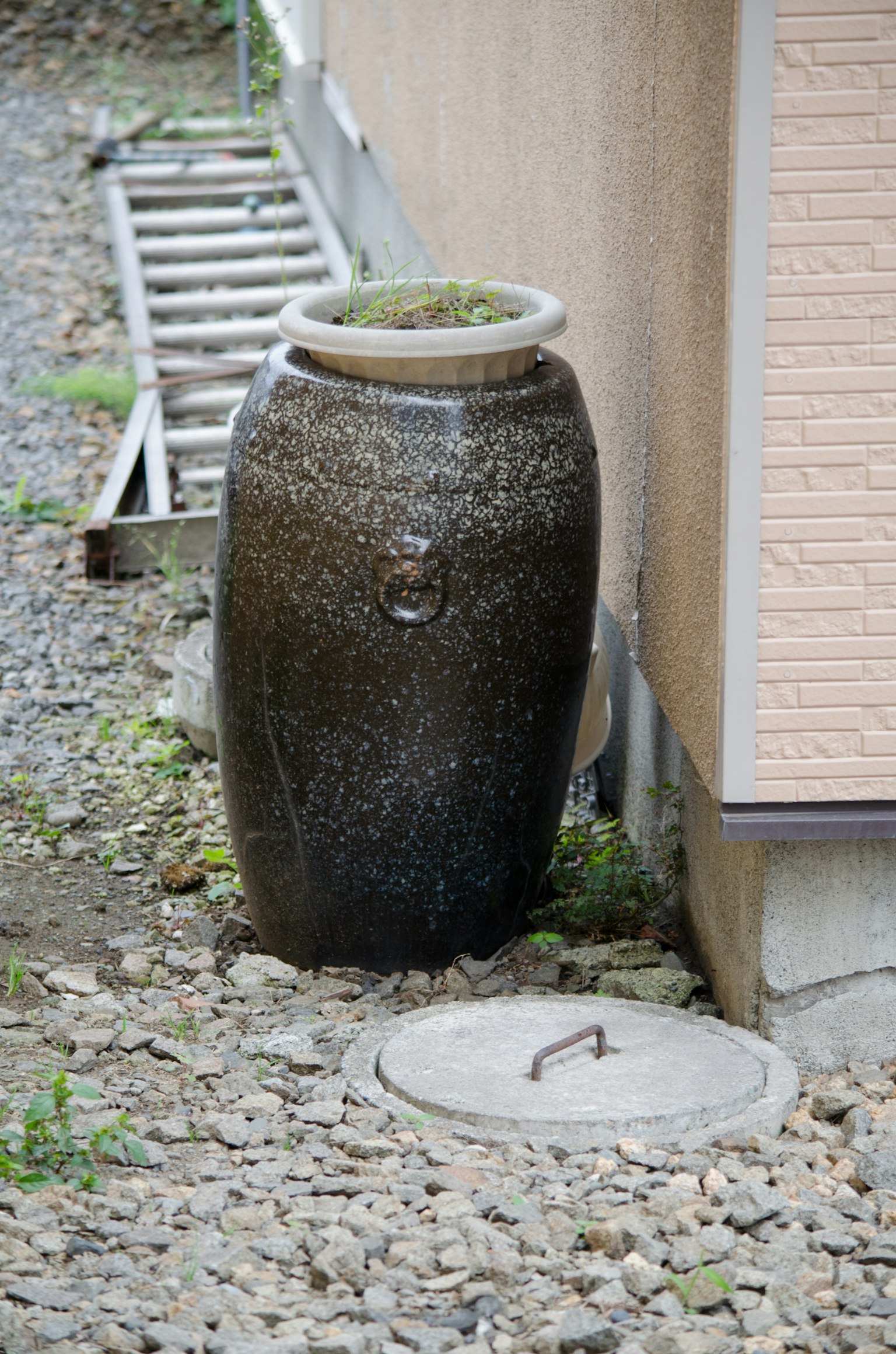 Un beau jar en céramique noire placé près d'un mur